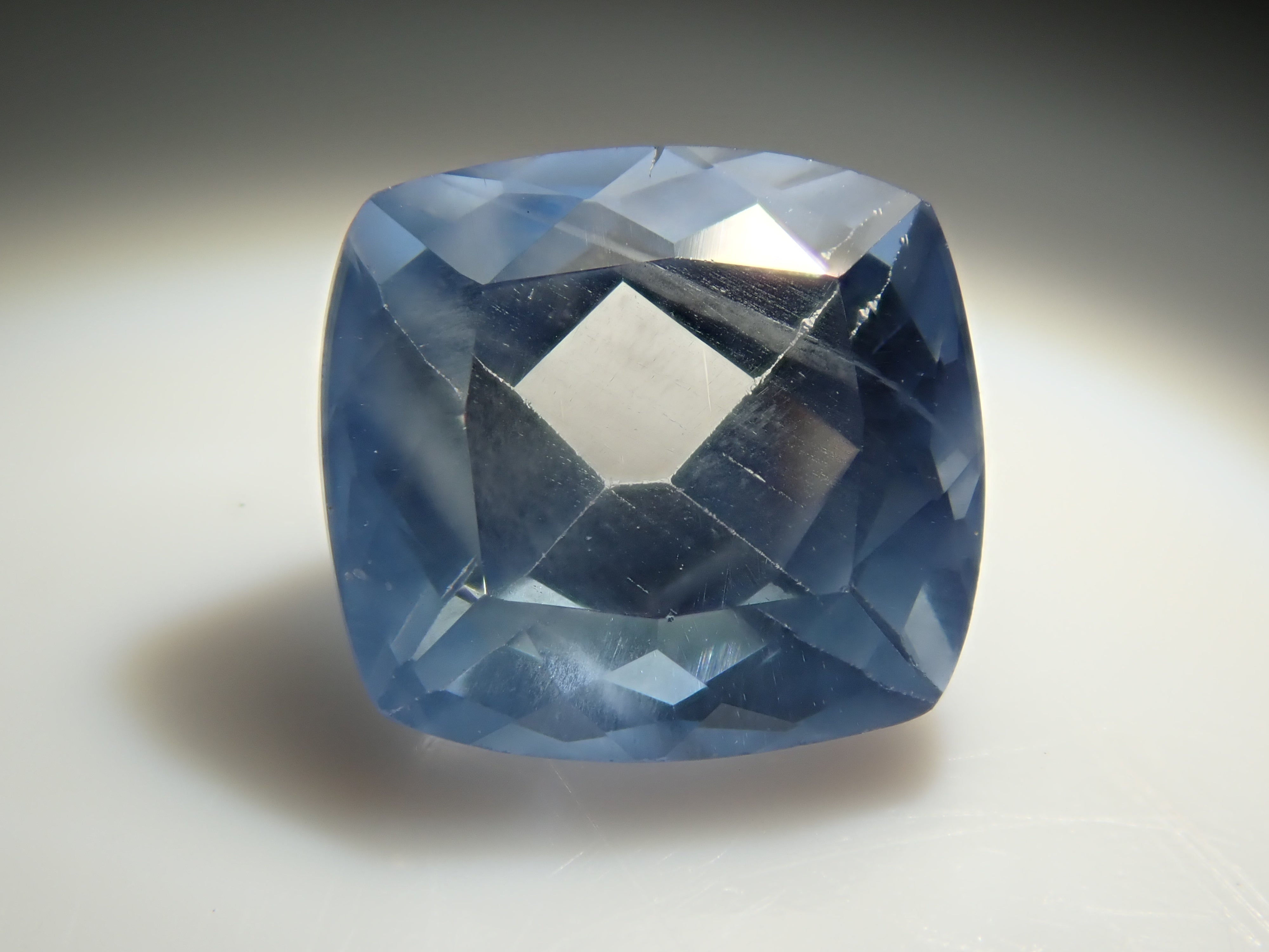 ジンバブエ産ブルーアパタイト(UVタイプ) 1.061ctルース