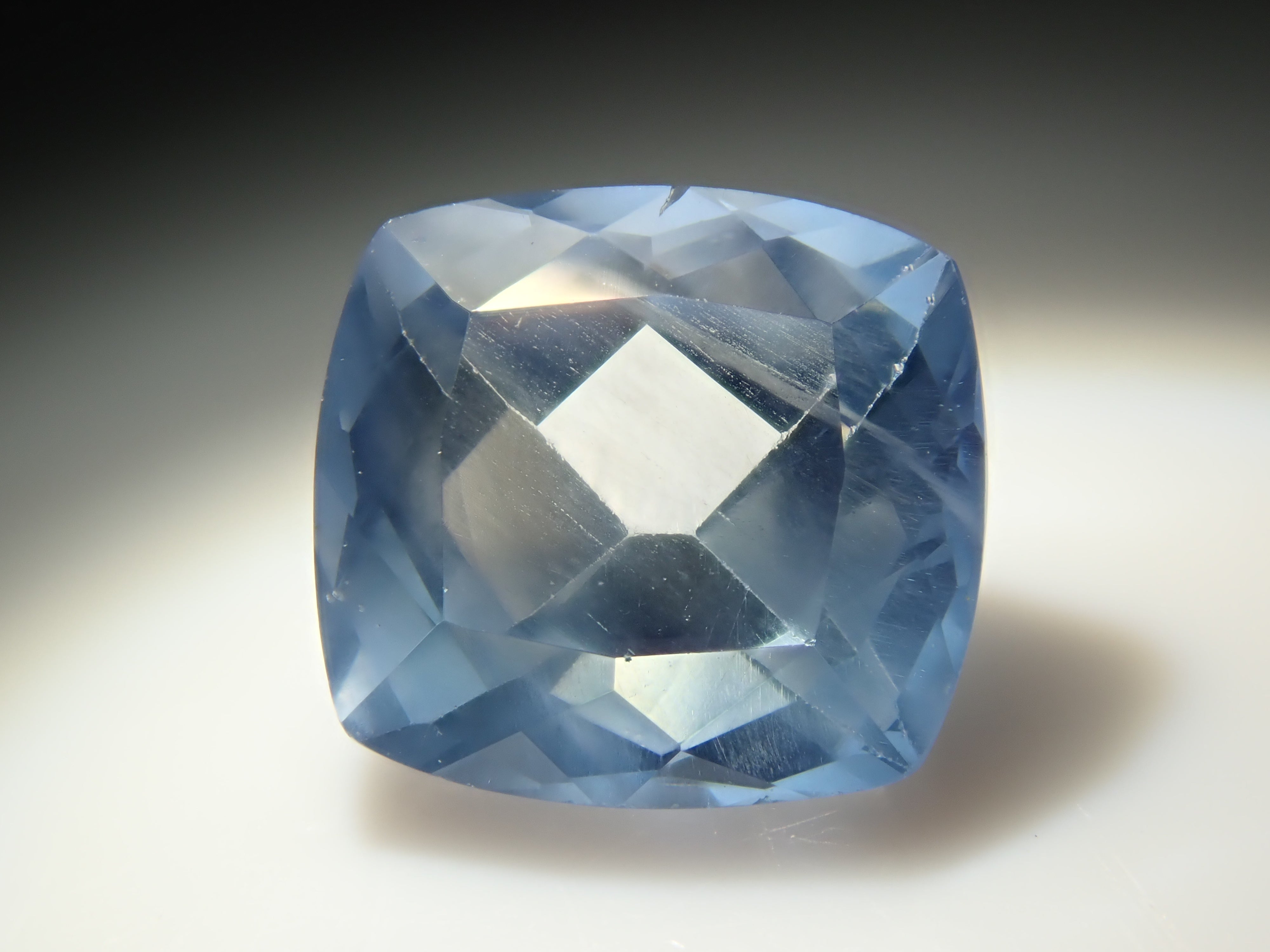 ジンバブエ産ブルーアパタイト(UVタイプ) 1.061ctルース