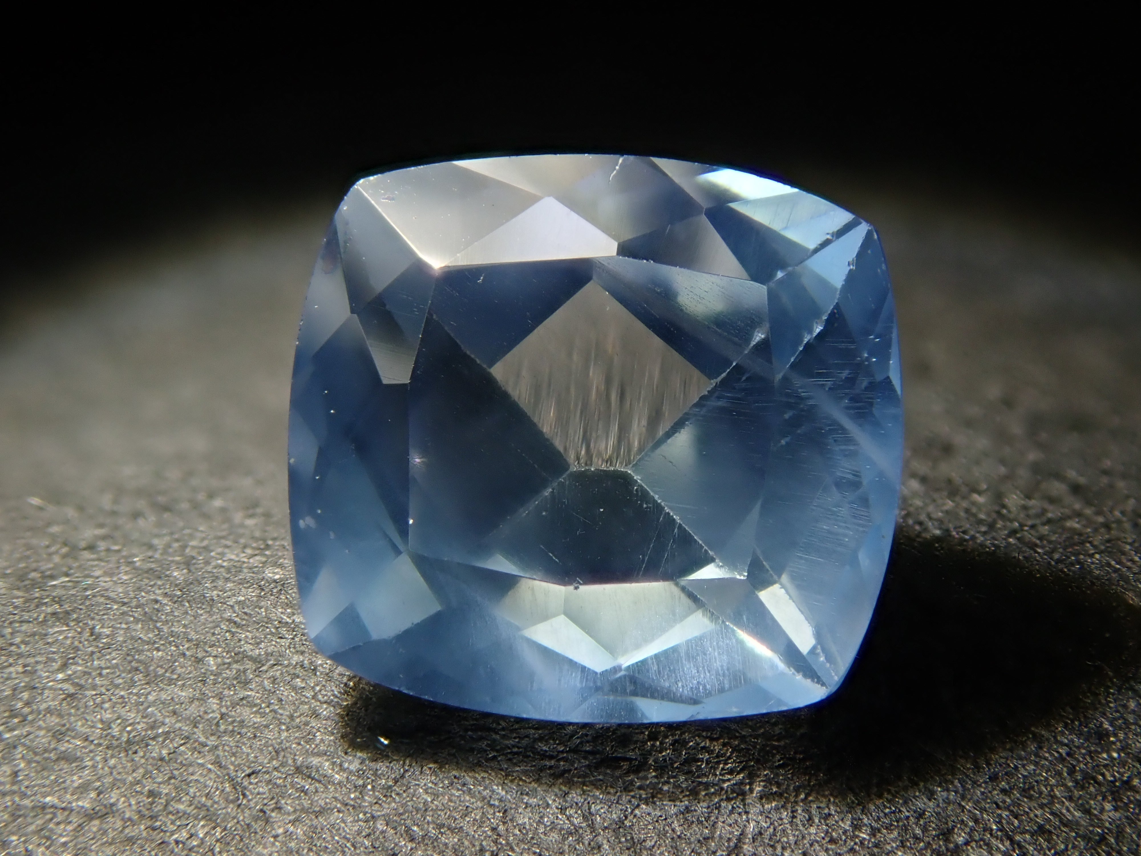 ジンバブエ産ブルーアパタイト(UVタイプ) 1.061ctルース