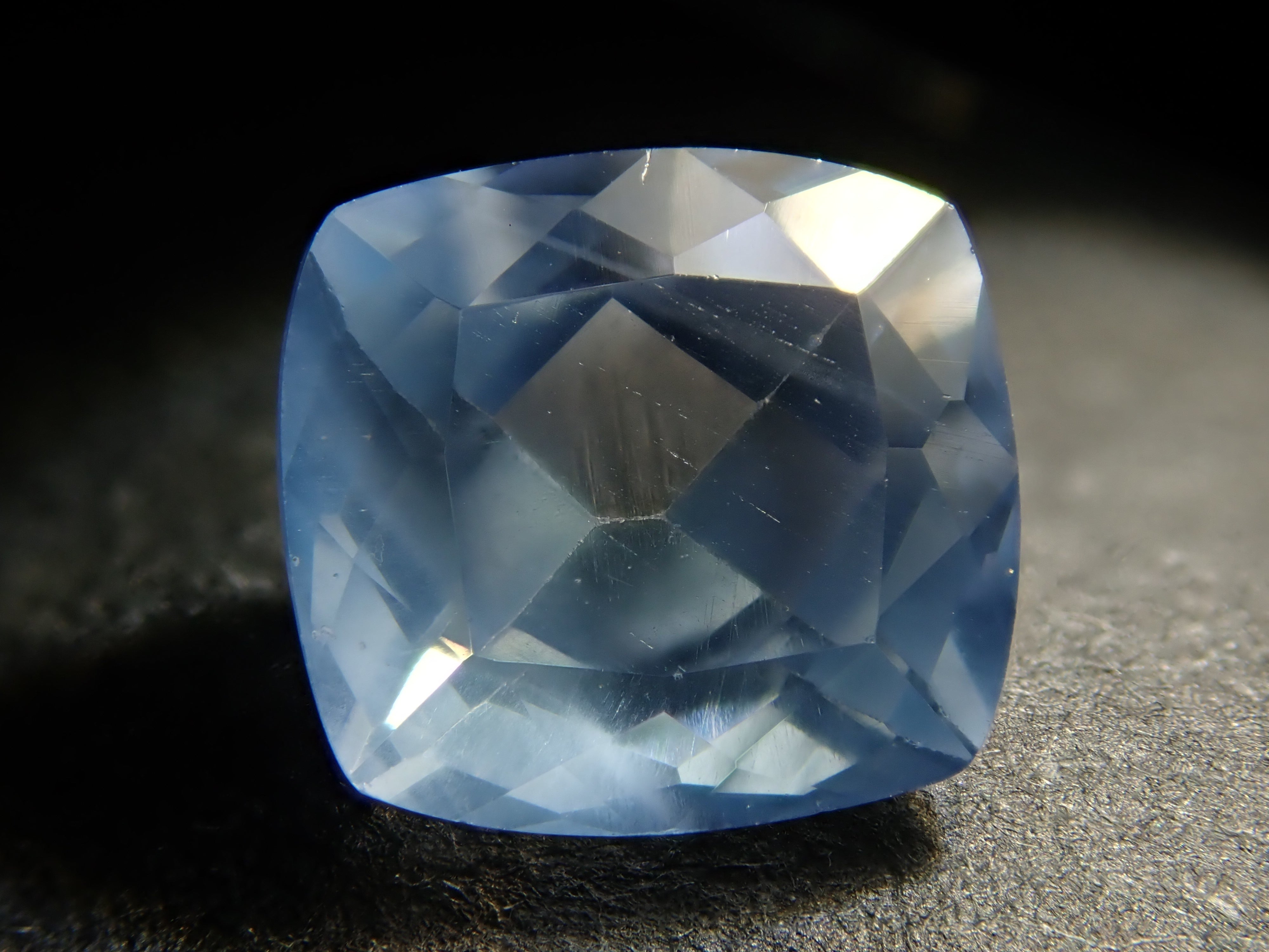 ジンバブエ産ブルーアパタイト(UVタイプ) 1.061ctルース