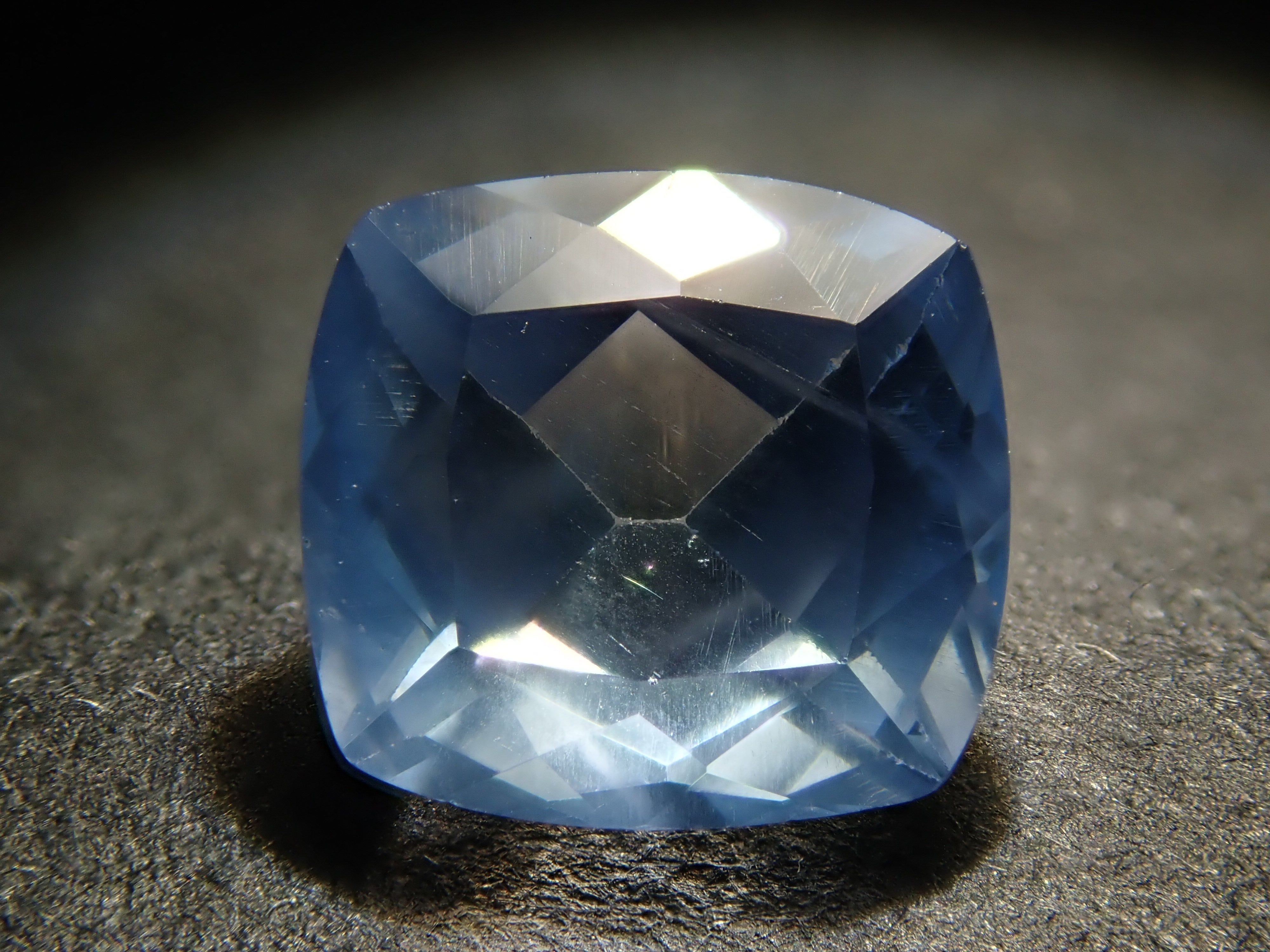 ジンバブエ産ブルーアパタイト(UVタイプ) 1.061ctルース