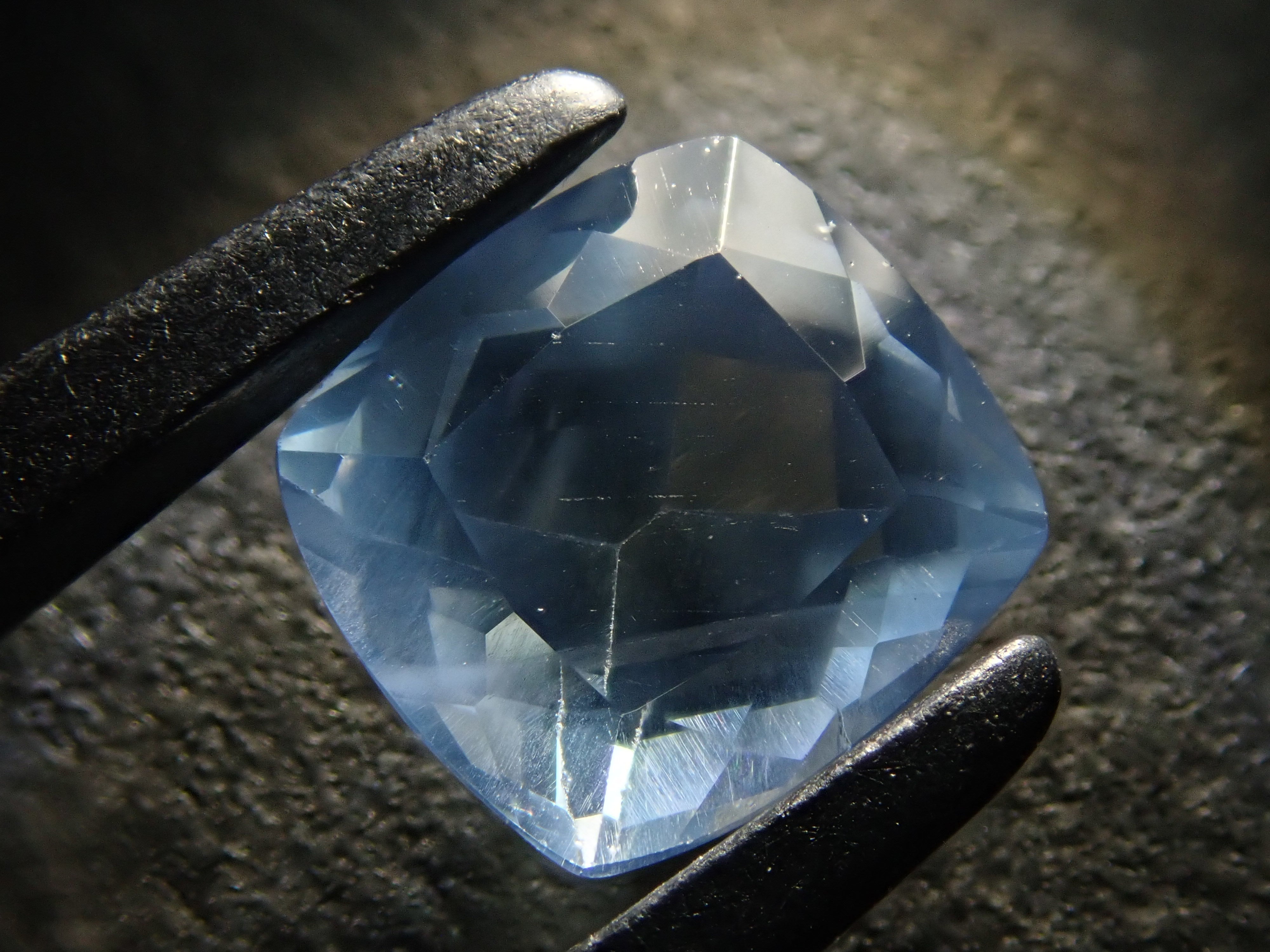 ジンバブエ産ブルーアパタイト(UVタイプ) 1.061ctルース