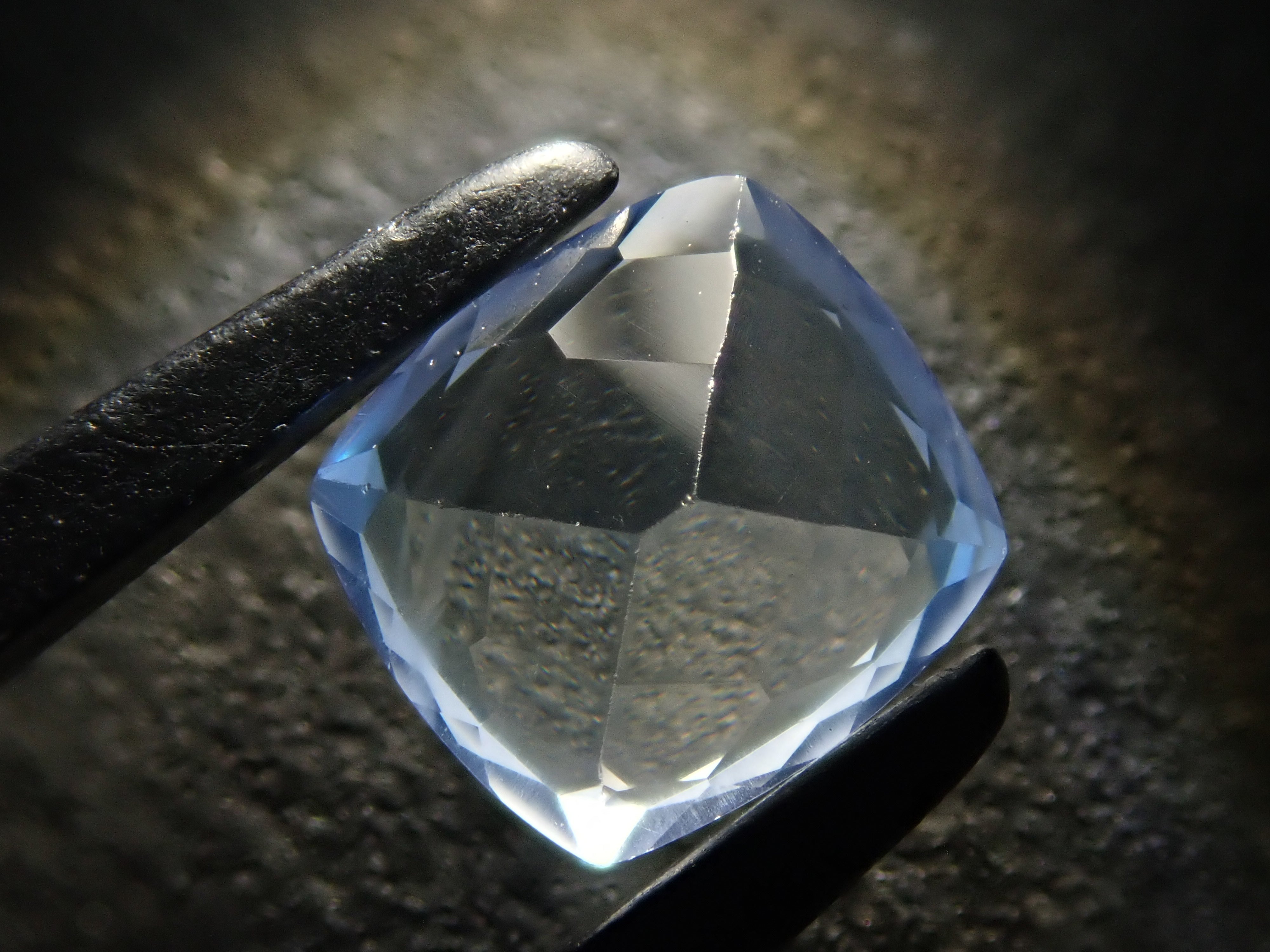 ジンバブエ産ブルーアパタイト(UVタイプ) 1.061ctルース