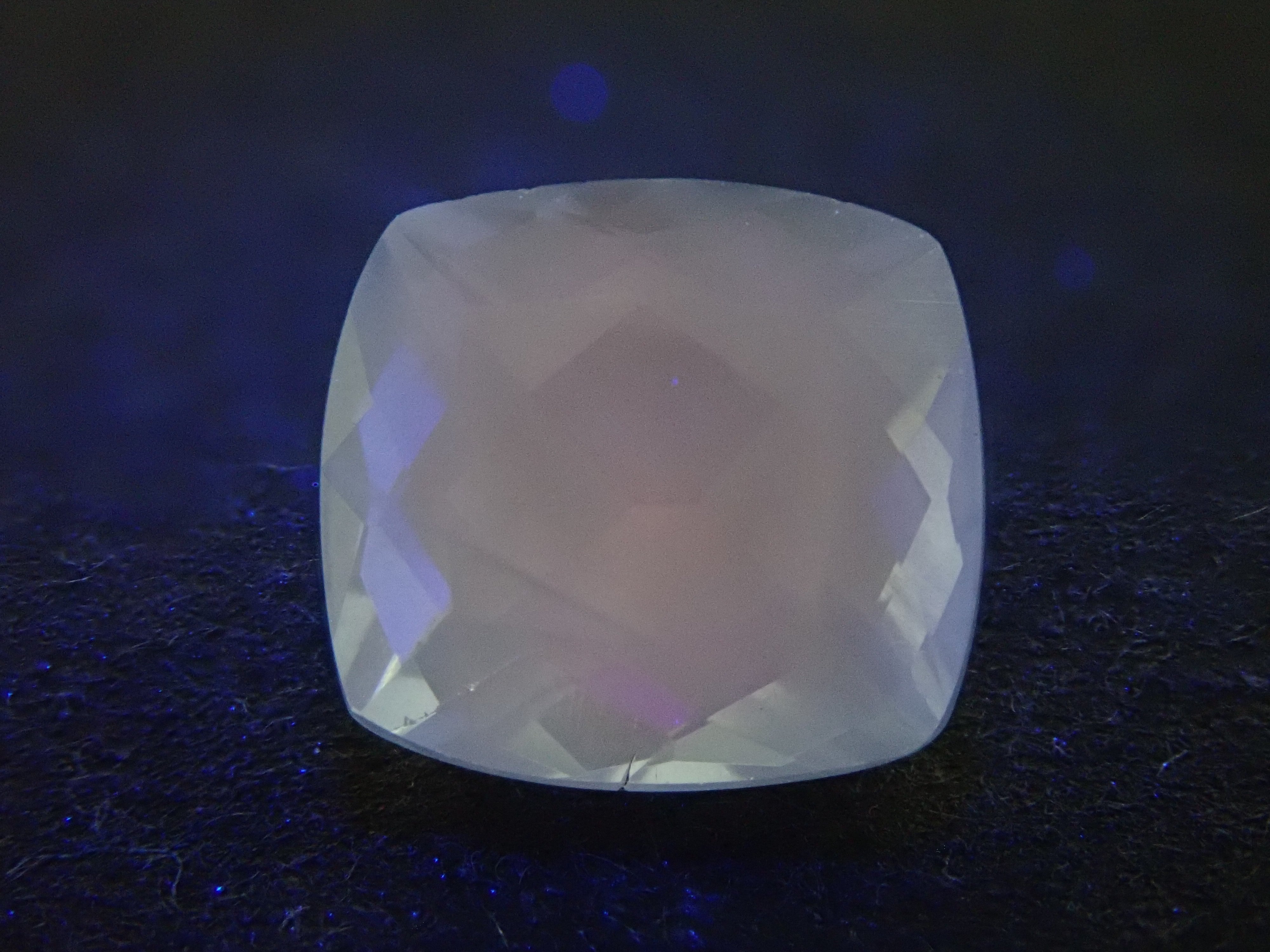 ジンバブエ産ブルーアパタイト(UVタイプ) 1.061ctルース