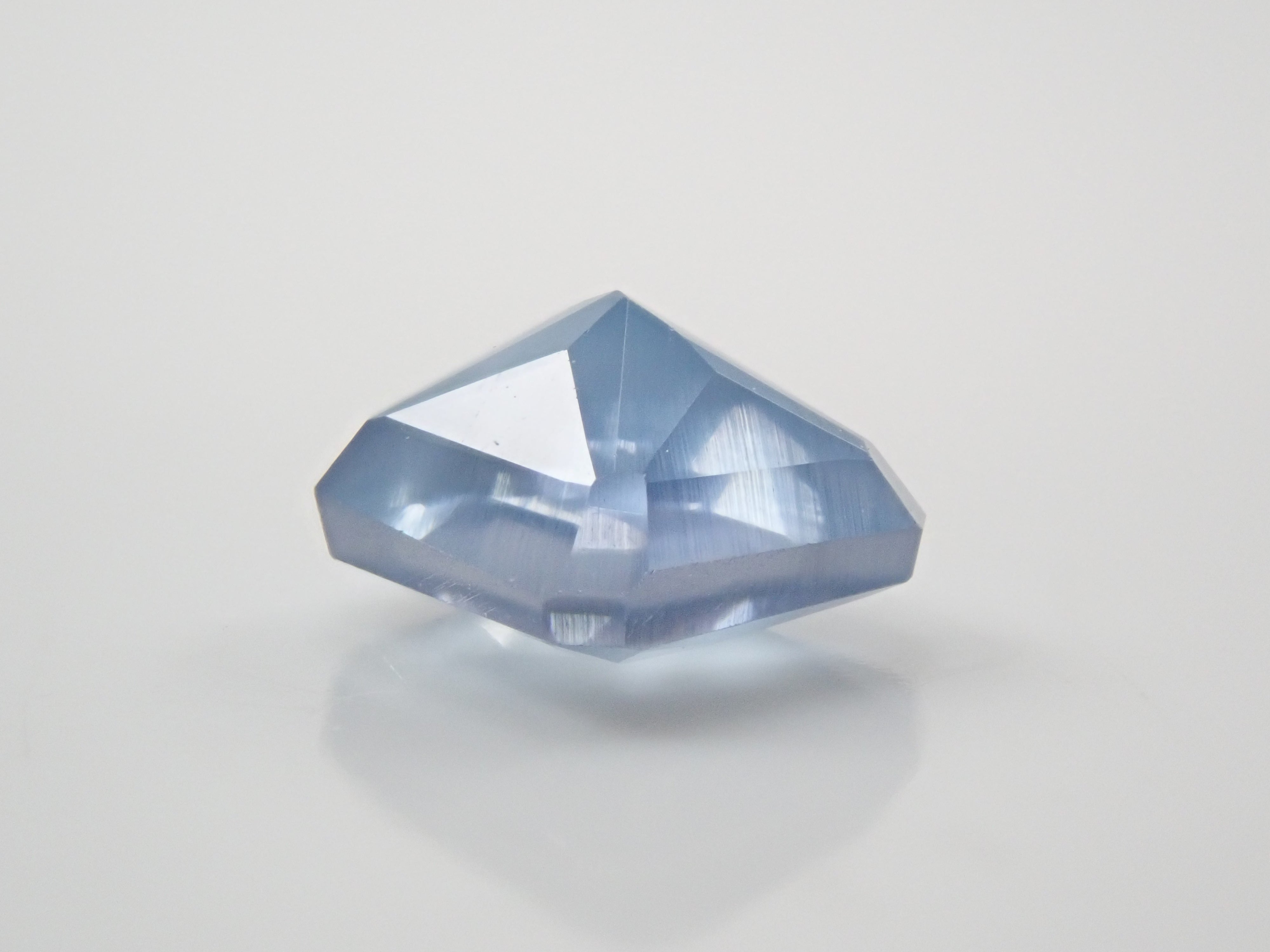 ジンバブエ産ブルーアパタイト(UVタイプ) 0.703ctルース