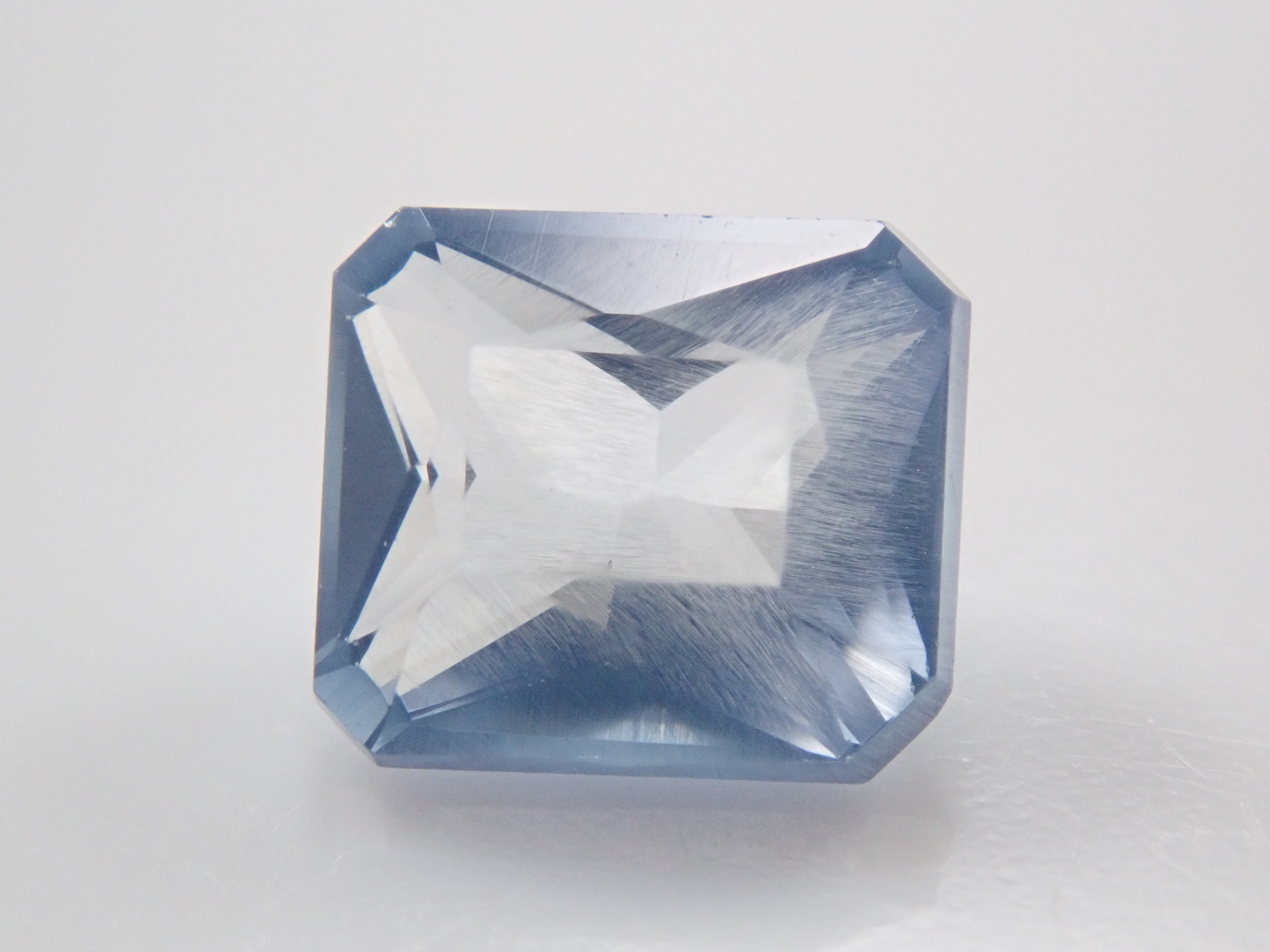 ジンバブエ産ブルーアパタイト(UVタイプ) 0.703ctルース