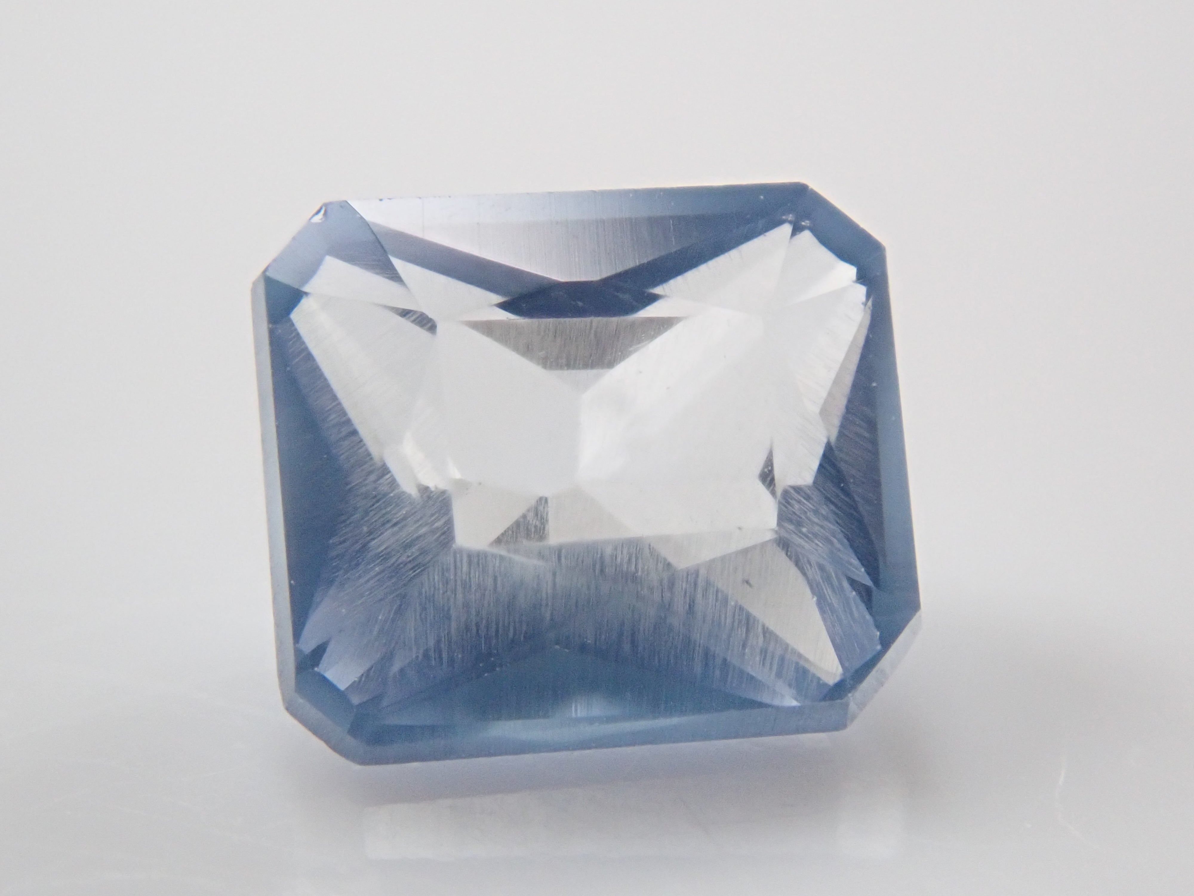 ジンバブエ産ブルーアパタイト(UVタイプ) 0.703ctルース