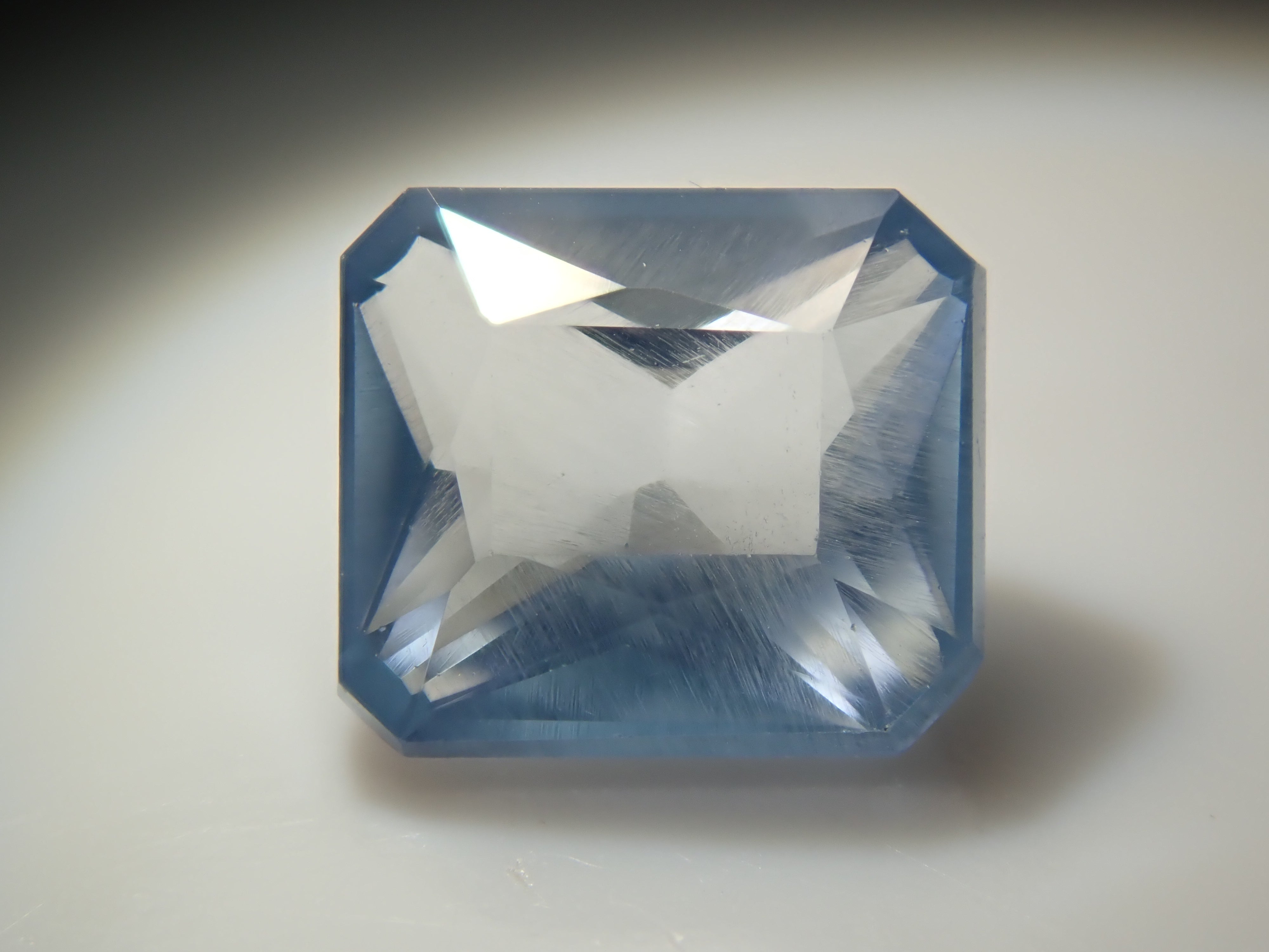 ジンバブエ産ブルーアパタイト(UVタイプ) 0.703ctルース