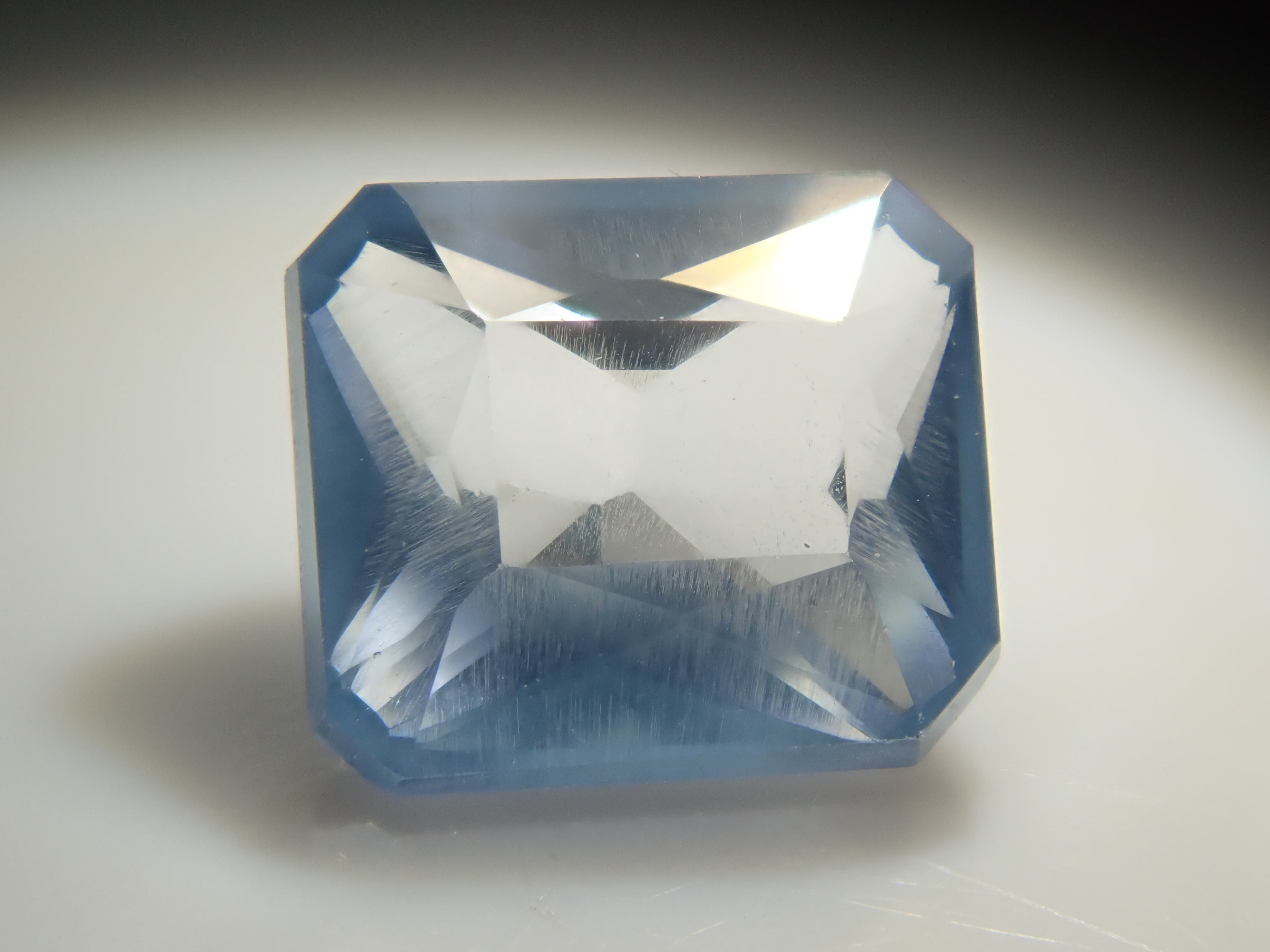 ジンバブエ産ブルーアパタイト(UVタイプ) 0.703ctルース