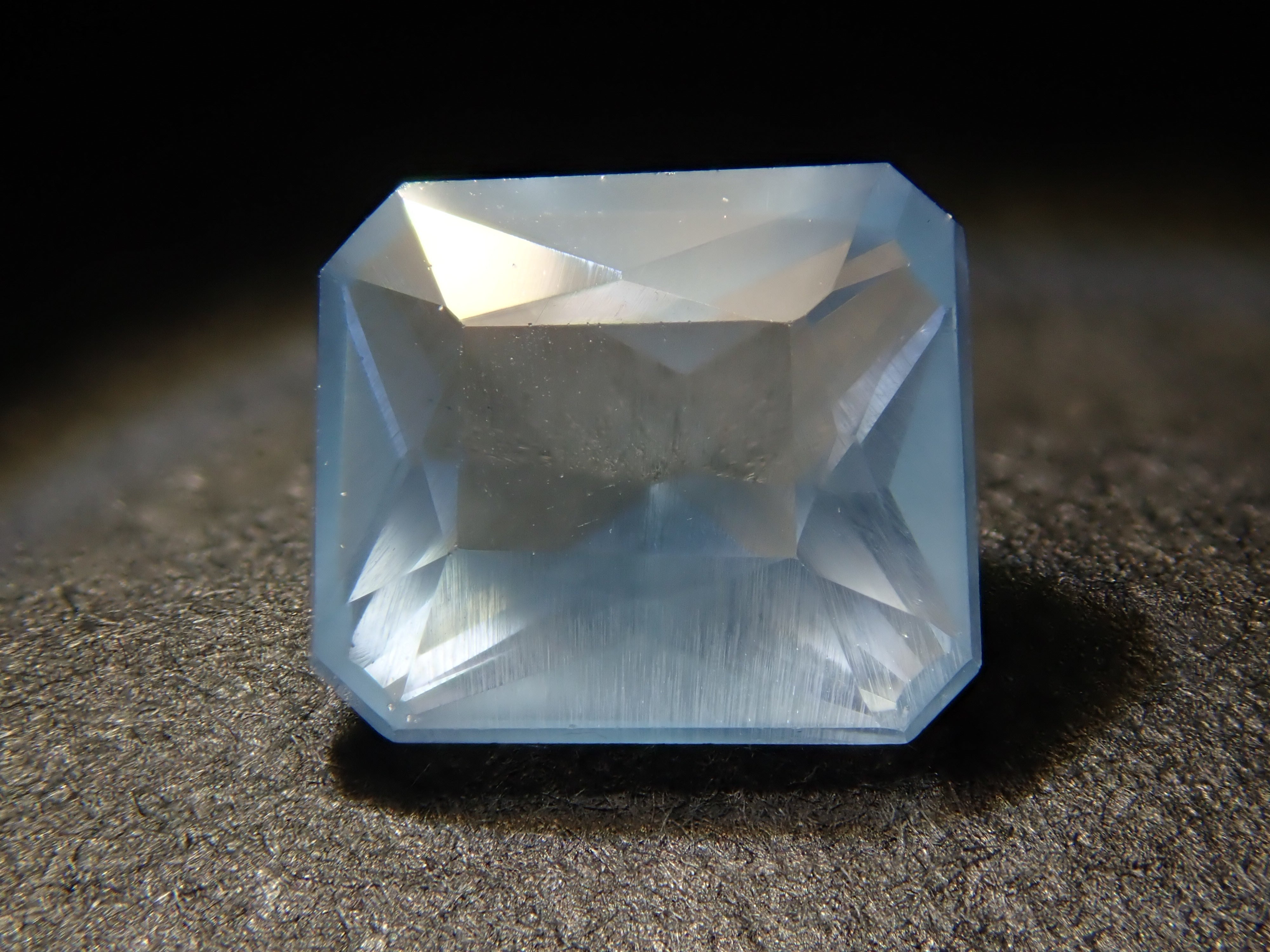 ジンバブエ産ブルーアパタイト(UVタイプ) 0.703ctルース