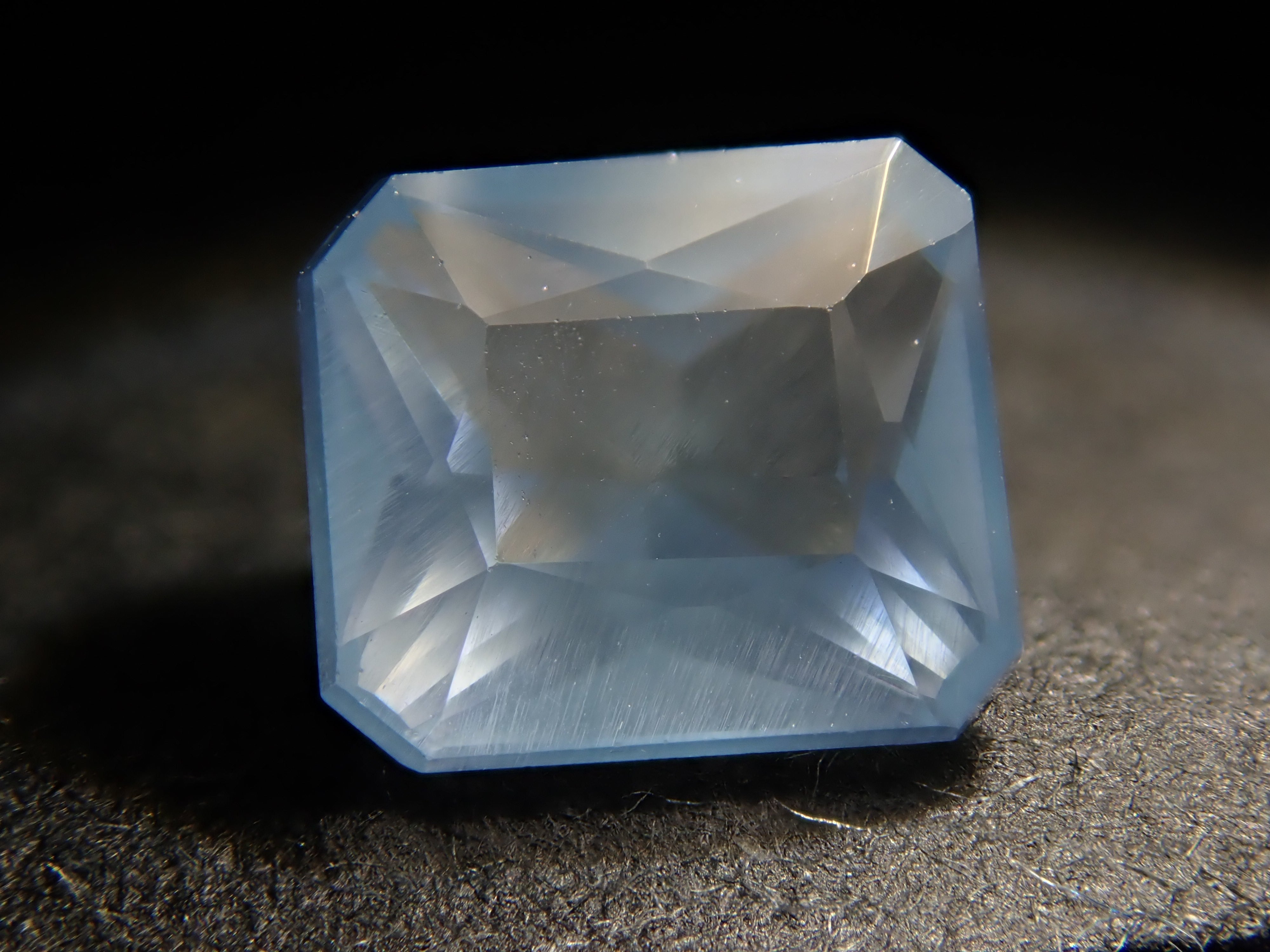 ジンバブエ産ブルーアパタイト(UVタイプ) 0.703ctルース