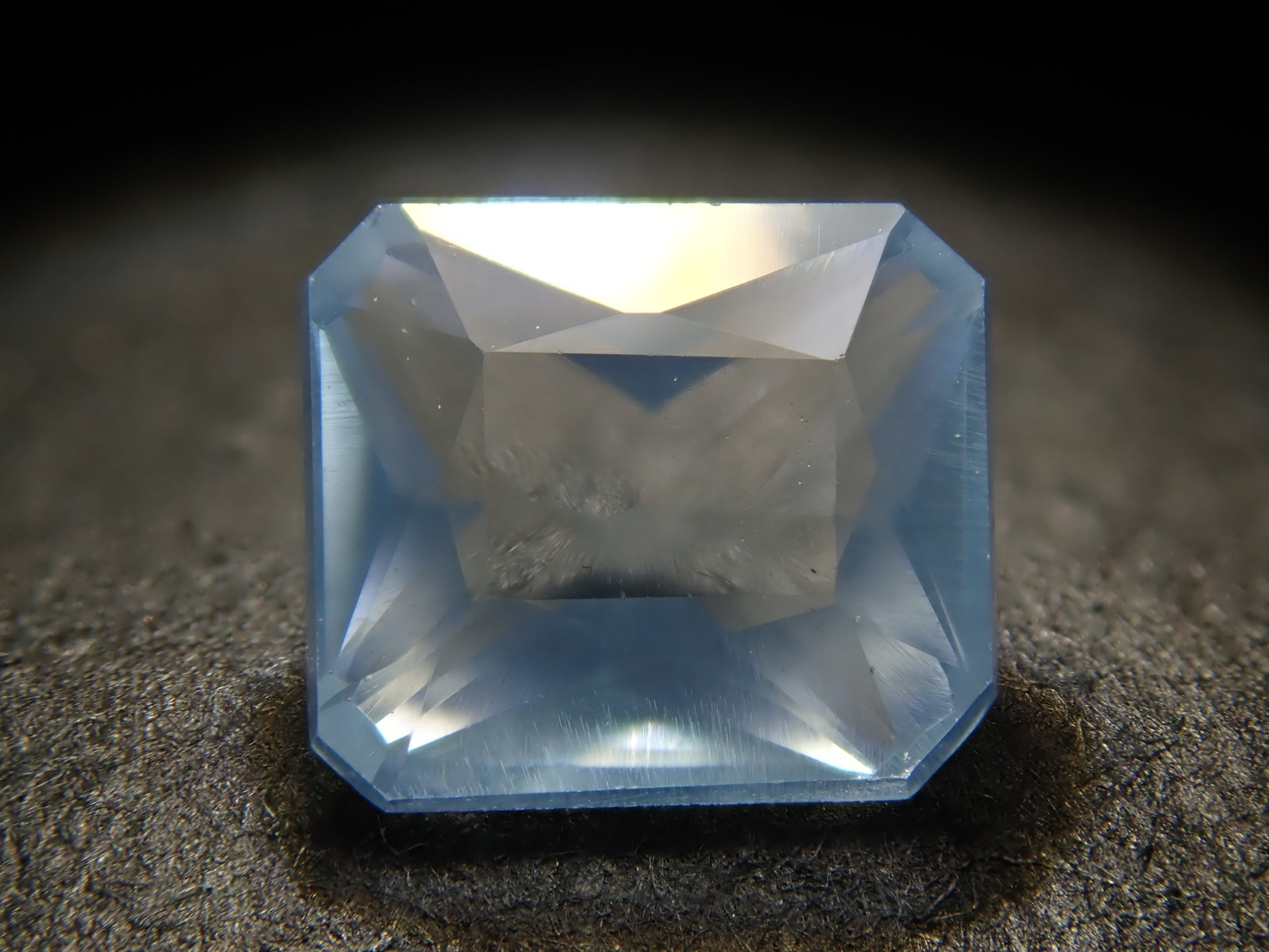 ジンバブエ産ブルーアパタイト(UVタイプ) 0.703ctルース