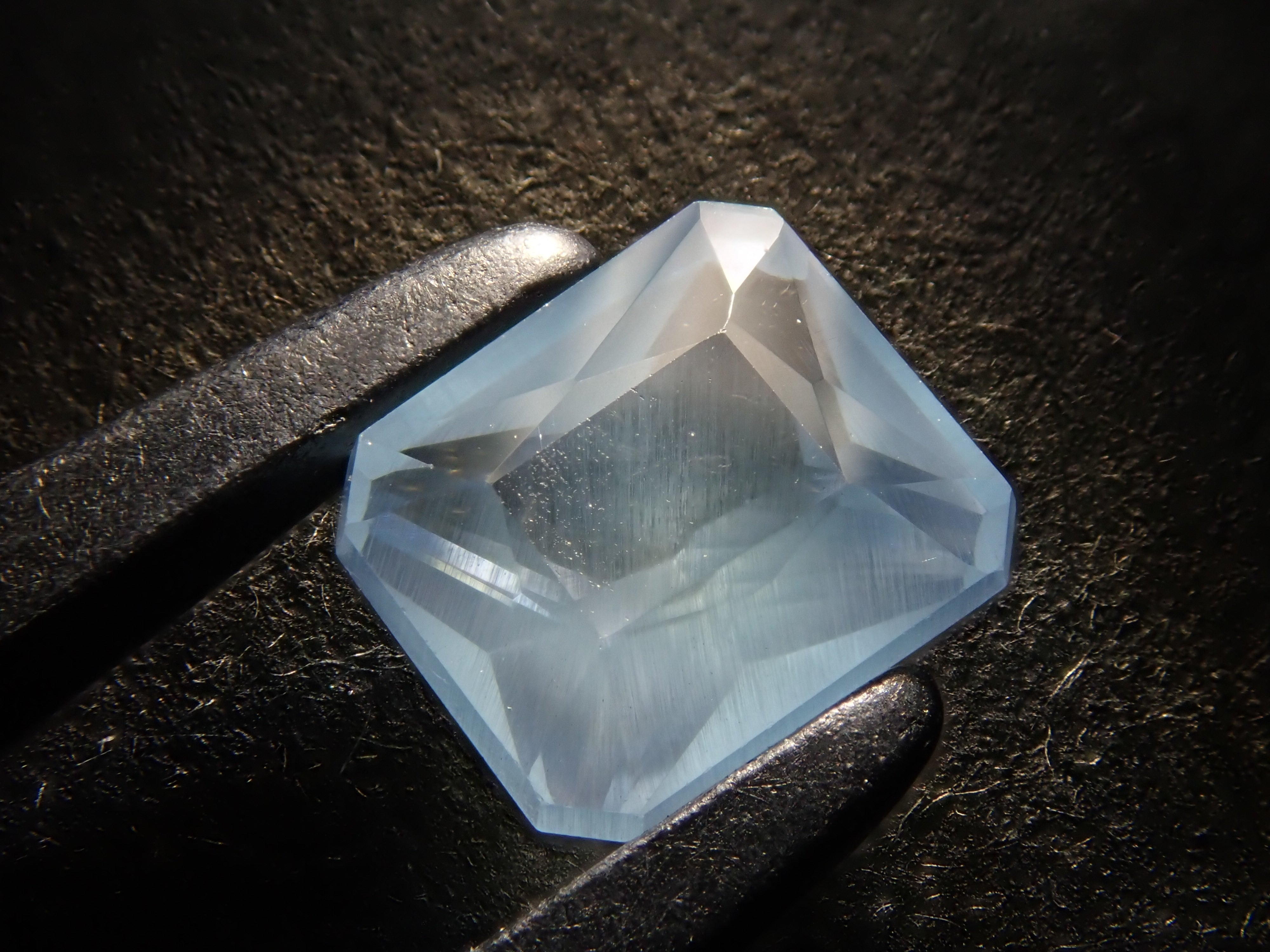 ジンバブエ産ブルーアパタイト(UVタイプ) 0.703ctルース