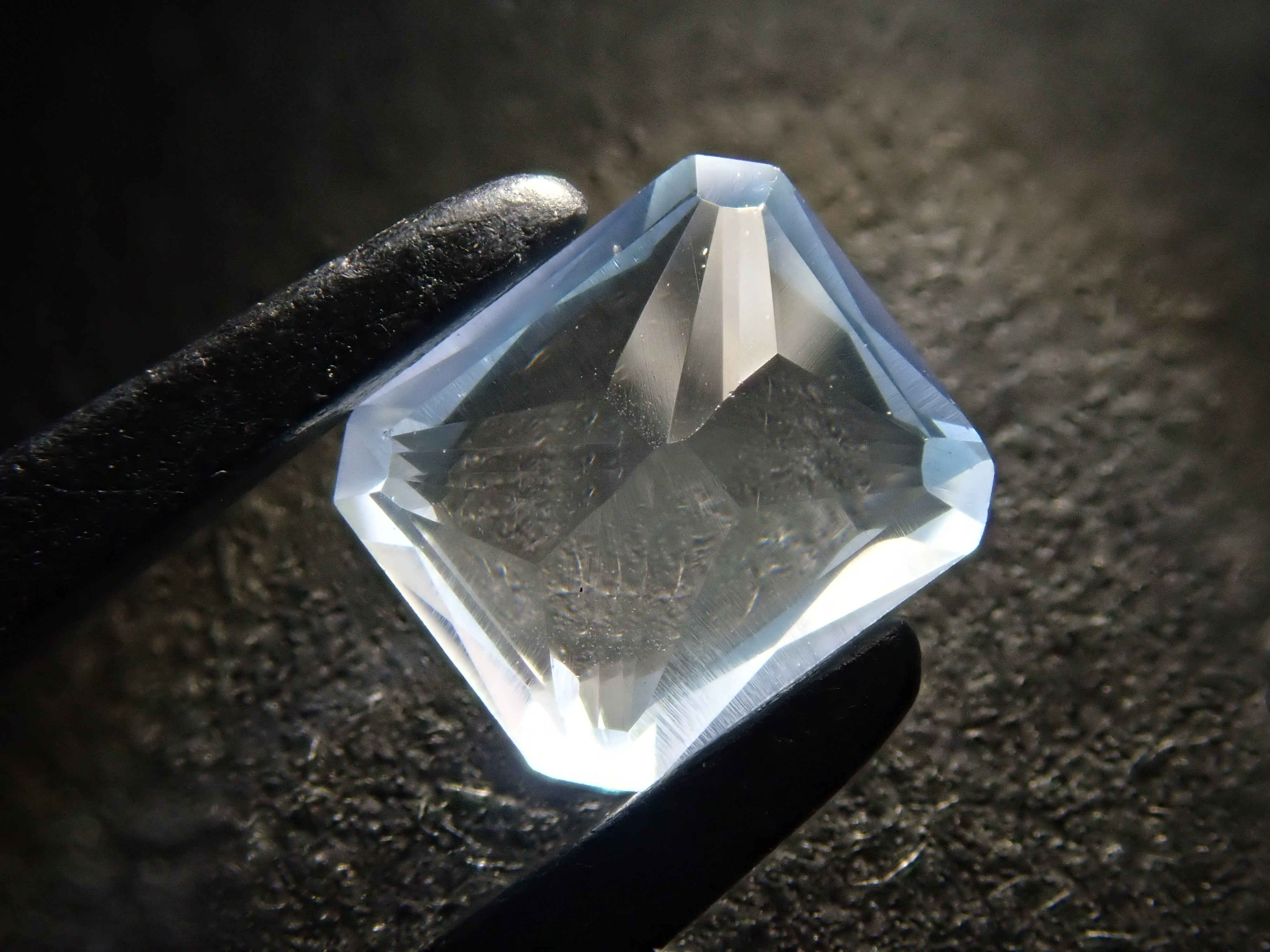 ジンバブエ産ブルーアパタイト(UVタイプ) 0.703ctルース