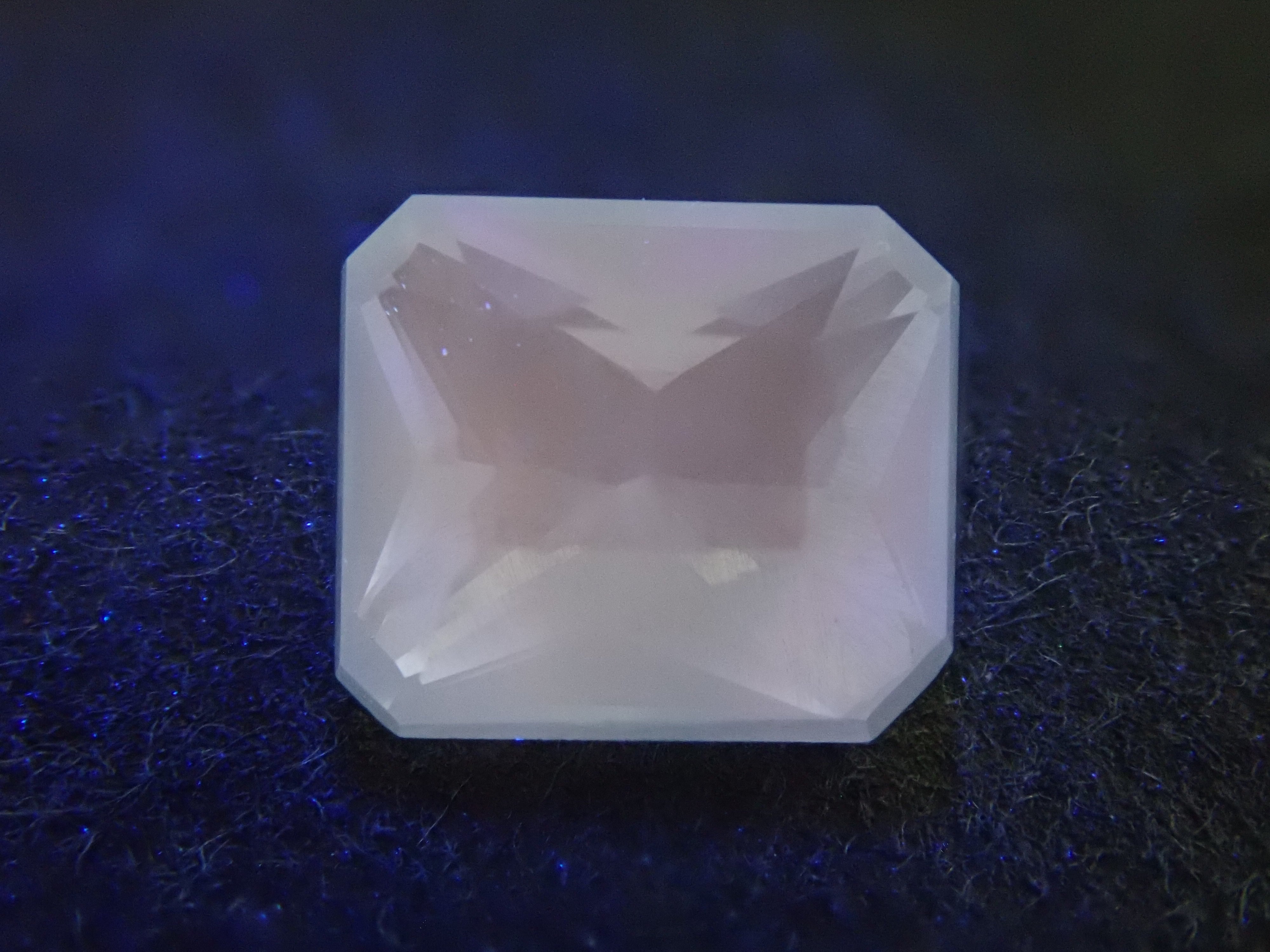 ジンバブエ産ブルーアパタイト(UVタイプ) 0.703ctルース