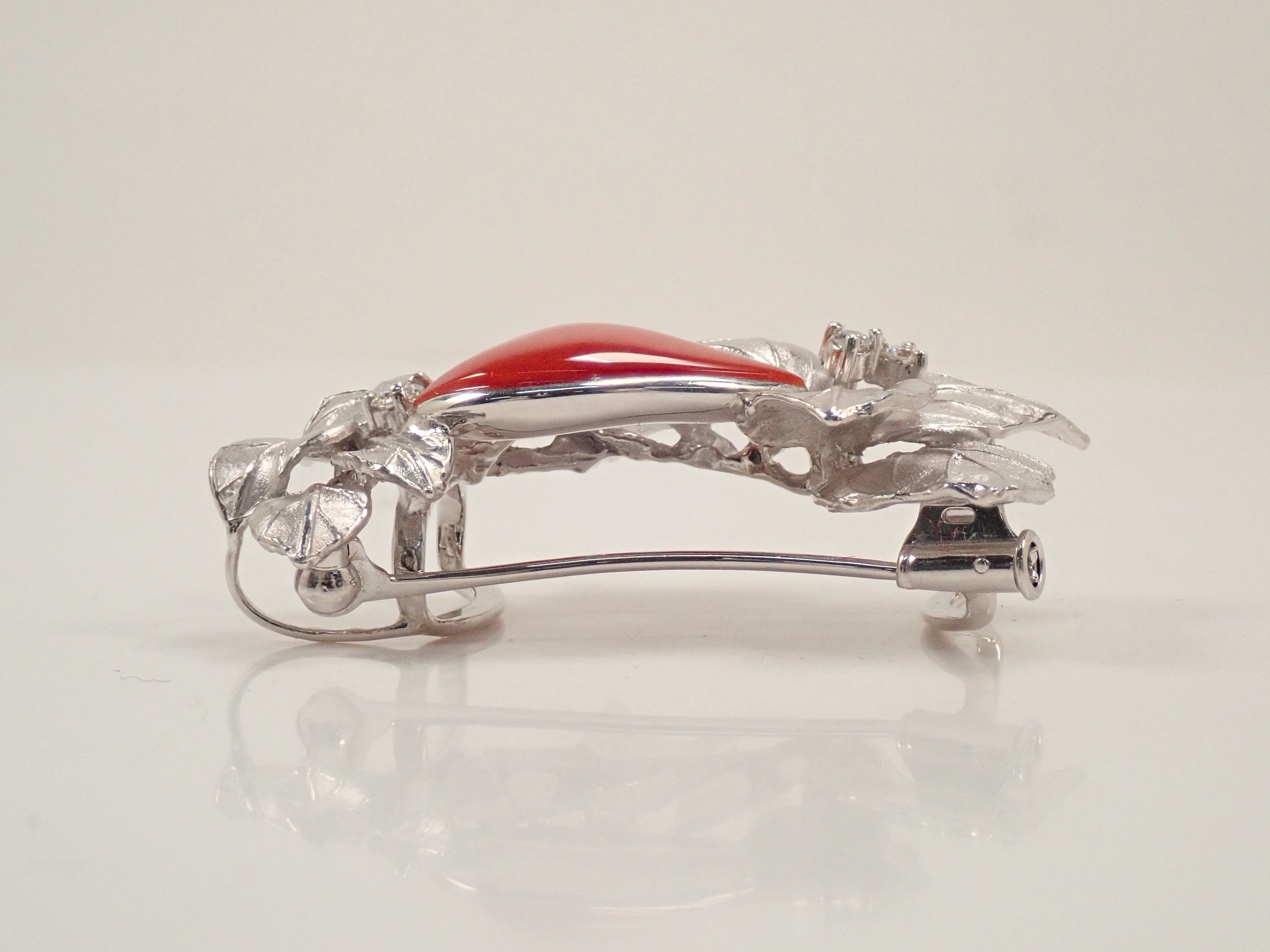 【22602549掲載】【カラフリ】K18WG 血赤珊瑚 0.19ct ブローチ