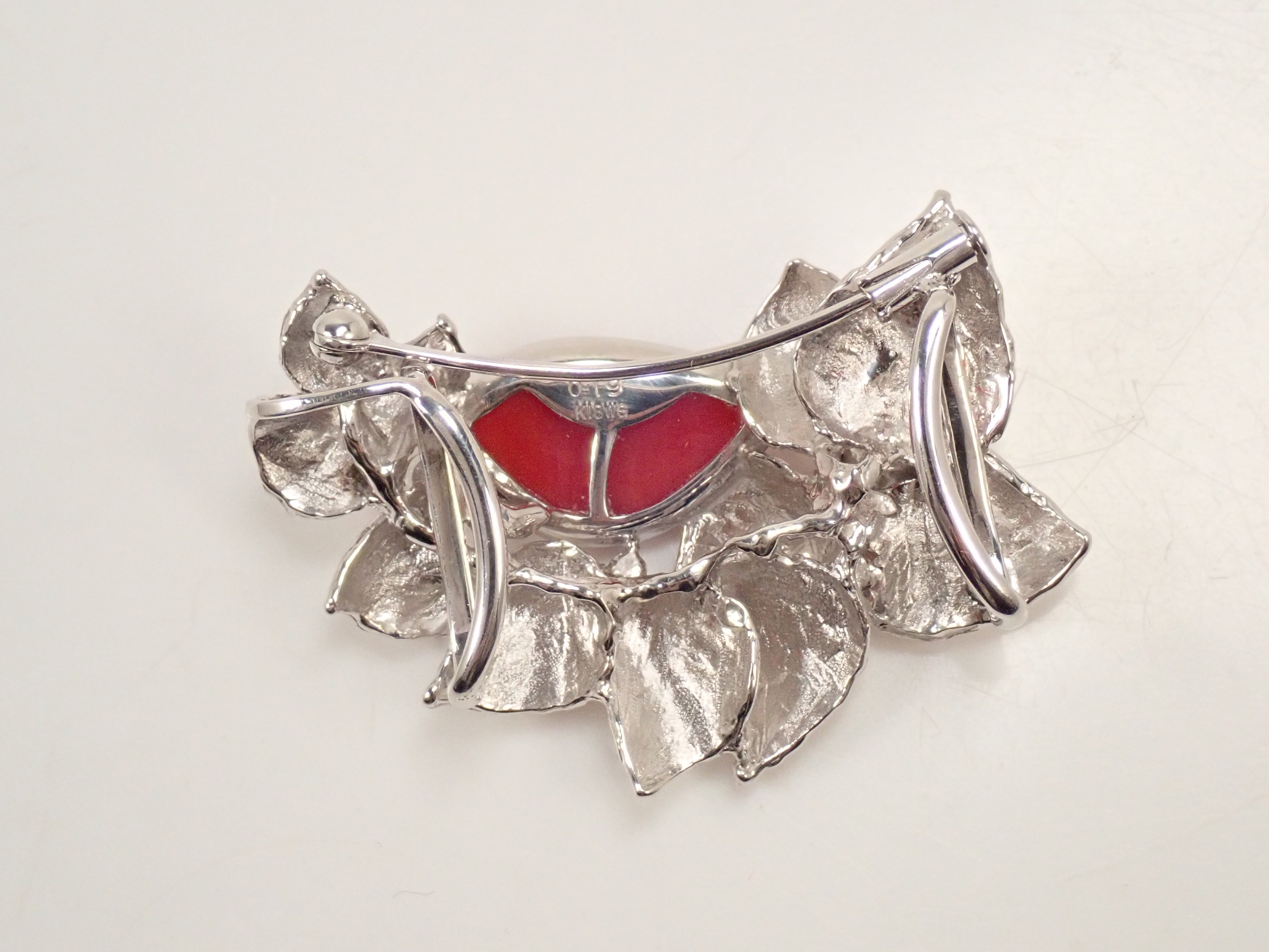 【22602549掲載】【カラフリ】K18WG 血赤珊瑚 0.19ct ブローチ