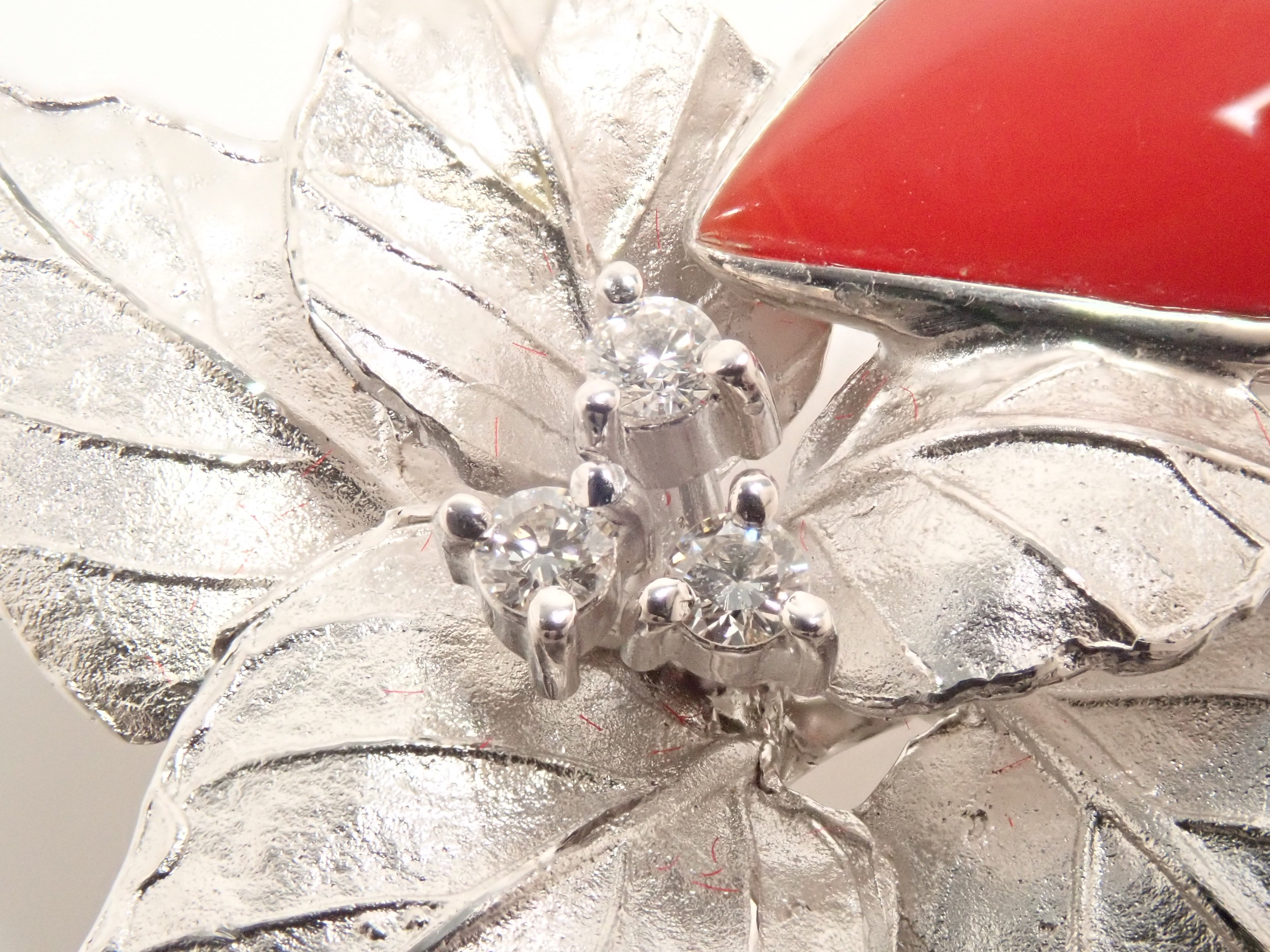 【22602549掲載】【カラフリ】K18WG 血赤珊瑚 0.19ct ブローチ