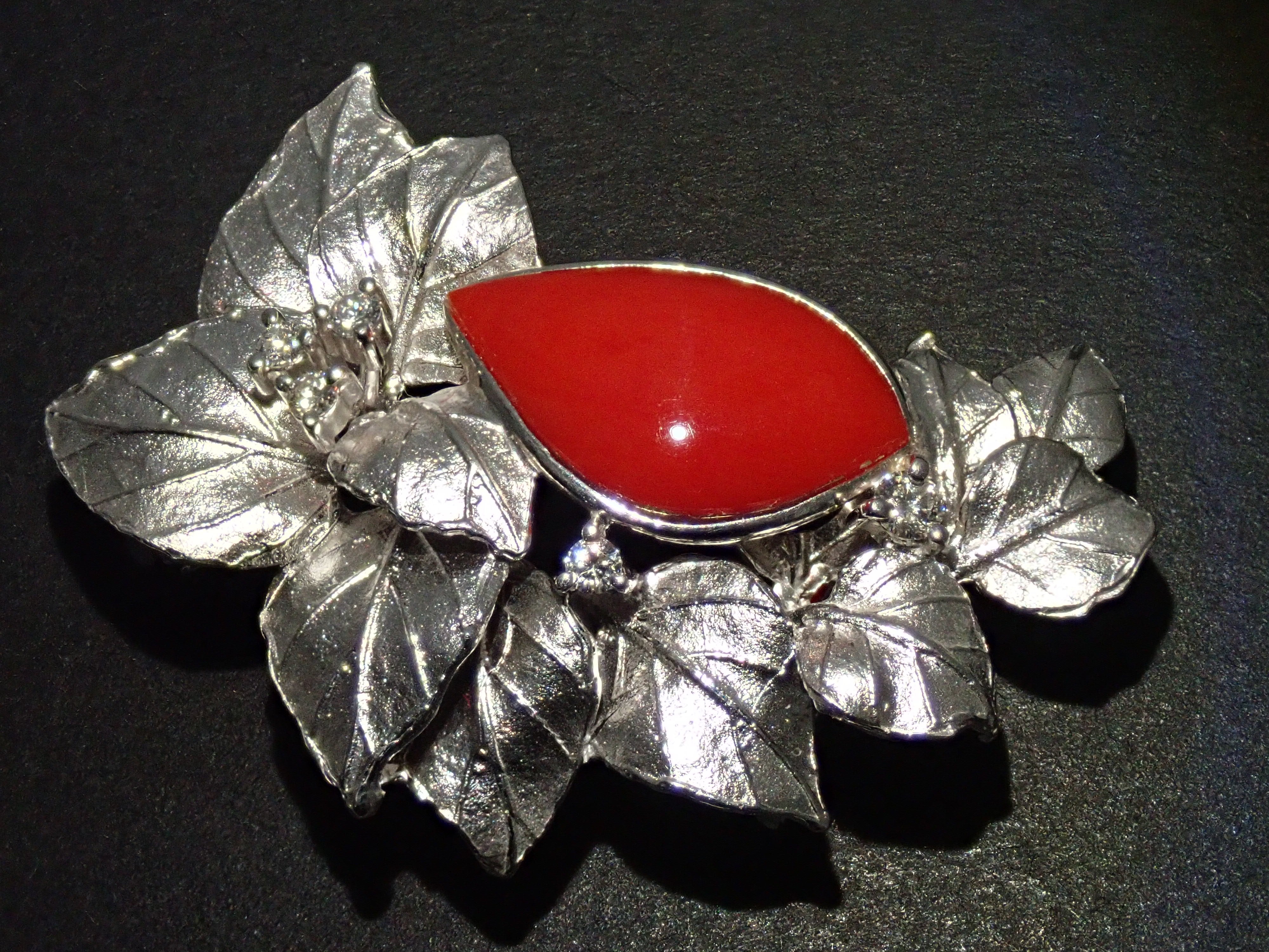 【22602549掲載】【カラフリ】K18WG 血赤珊瑚 0.19ct ブローチ