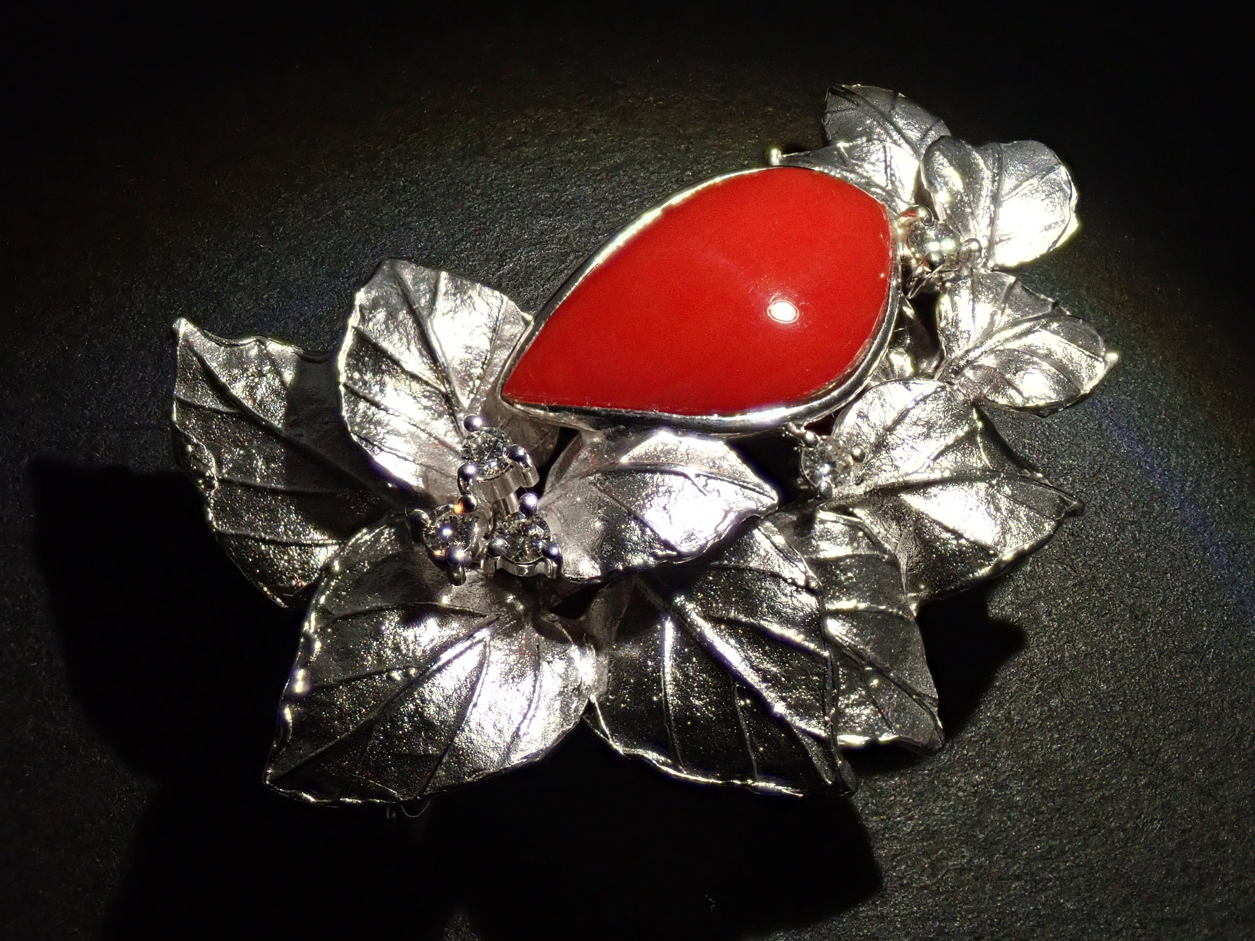 【22602549掲載】【カラフリ】K18WG 血赤珊瑚 0.19ct ブローチ