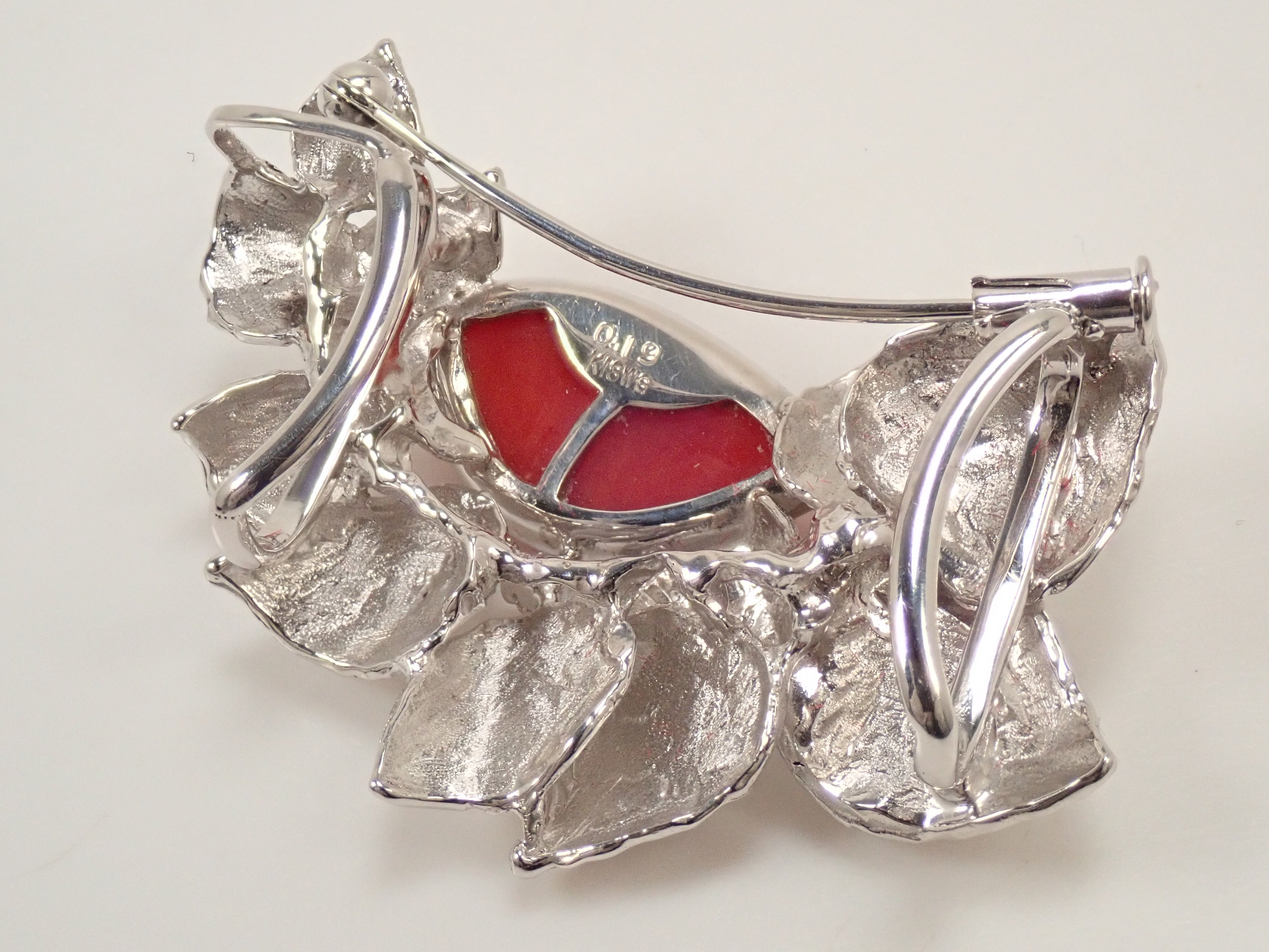 【22602549掲載】【カラフリ】K18WG 血赤珊瑚 0.19ct ブローチ