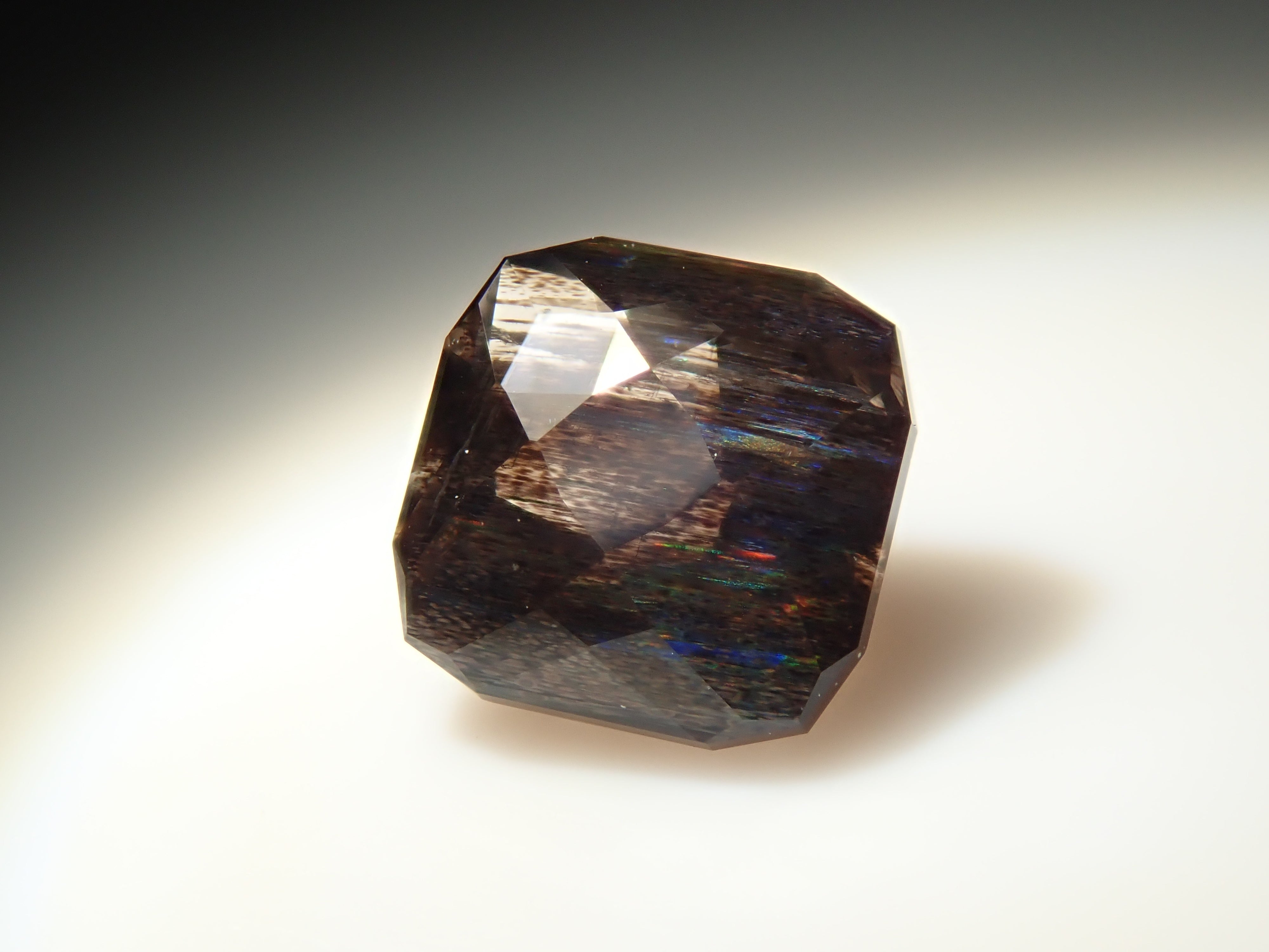 【12561280掲載】ブラジル産レインボースキャポライト 0.393ctルース