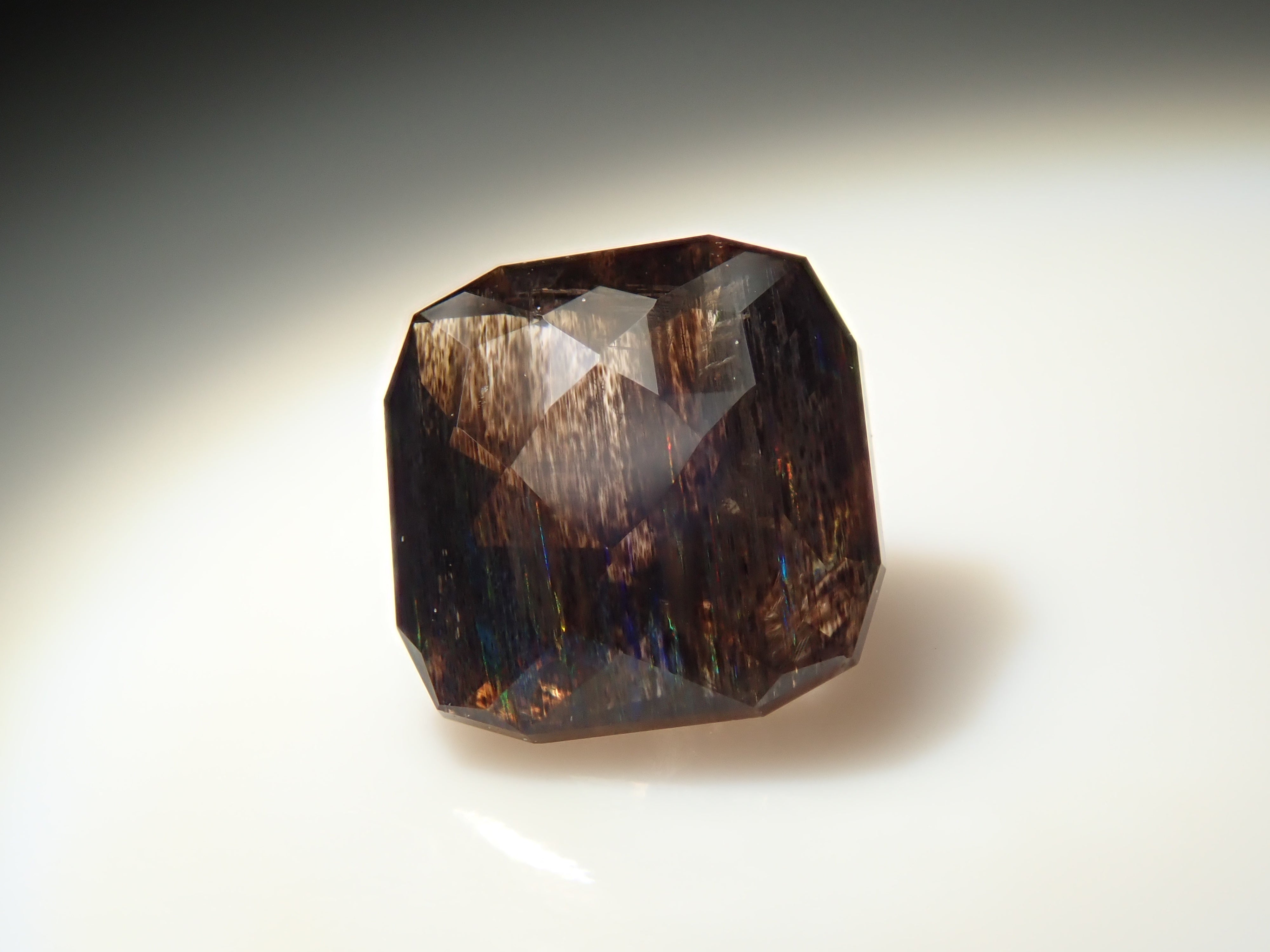 【12561280掲載】ブラジル産レインボースキャポライト 0.393ctルース