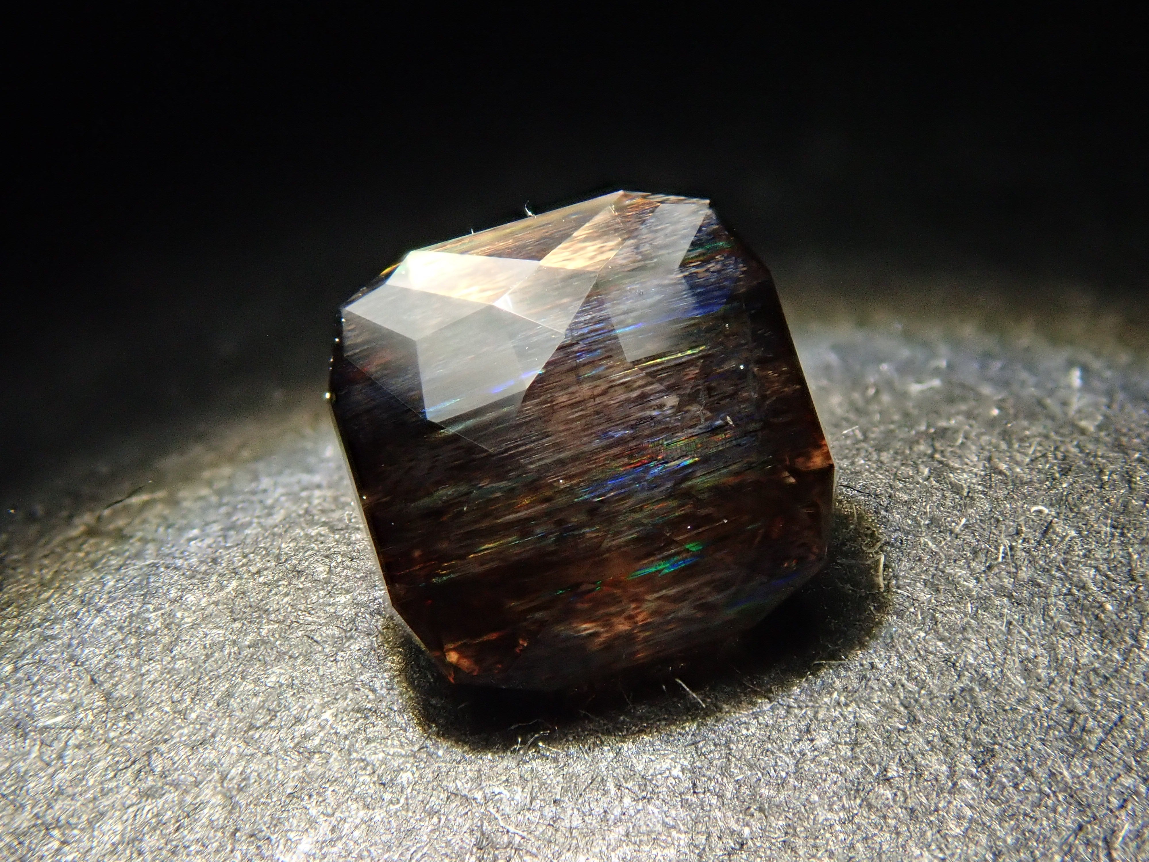 【12561280掲載】ブラジル産レインボースキャポライト 0.393ctルース