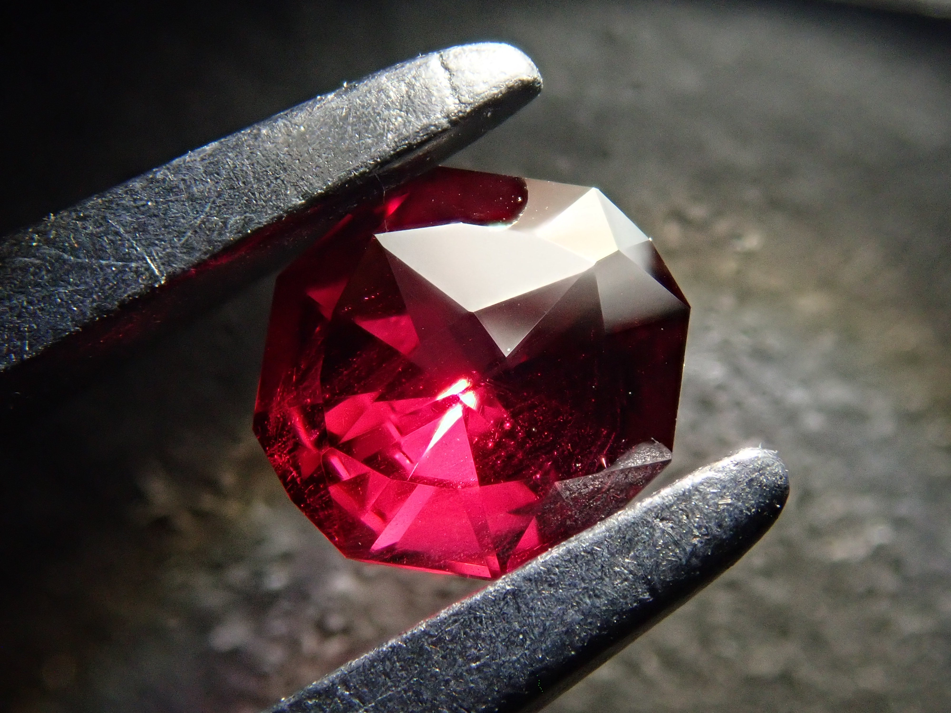 タンザニア産ロードライトガーネット 0.410ctルース