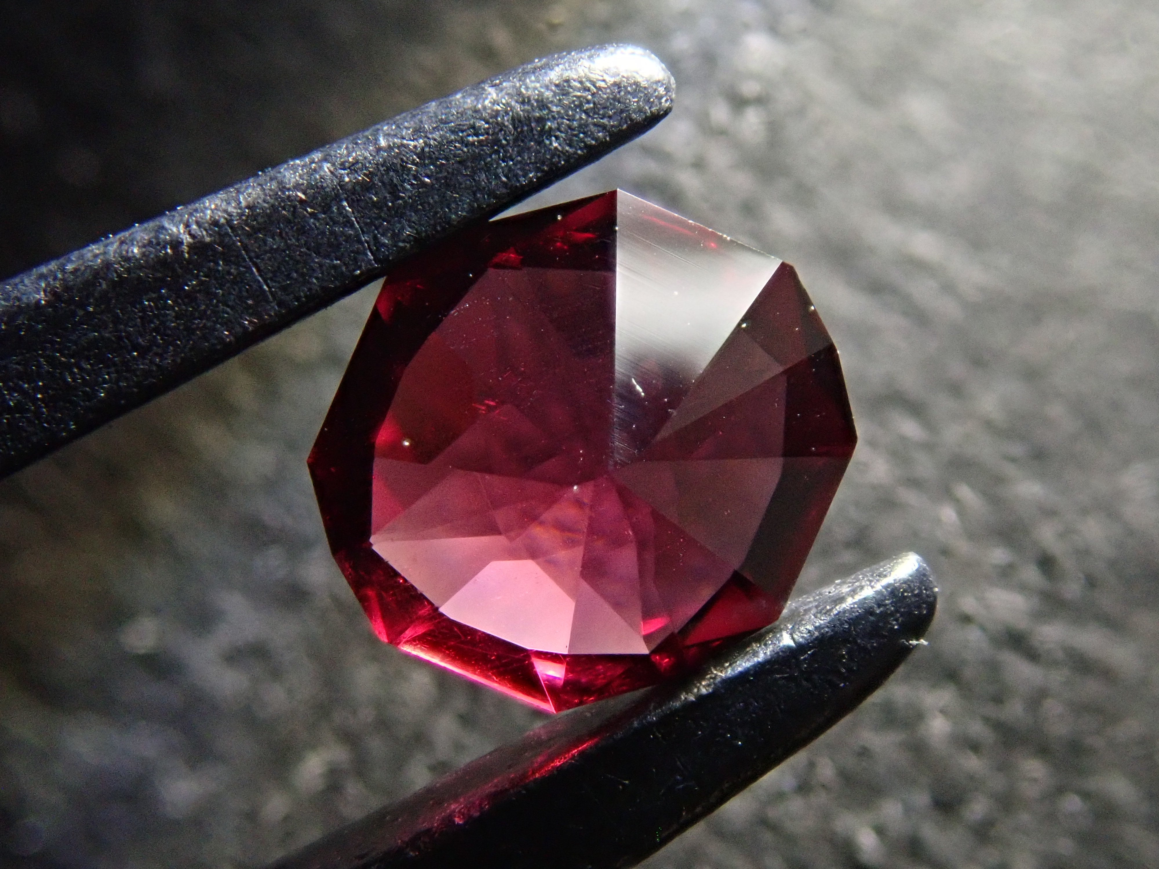 タンザニア産ロードライトガーネット 0.410ctルース