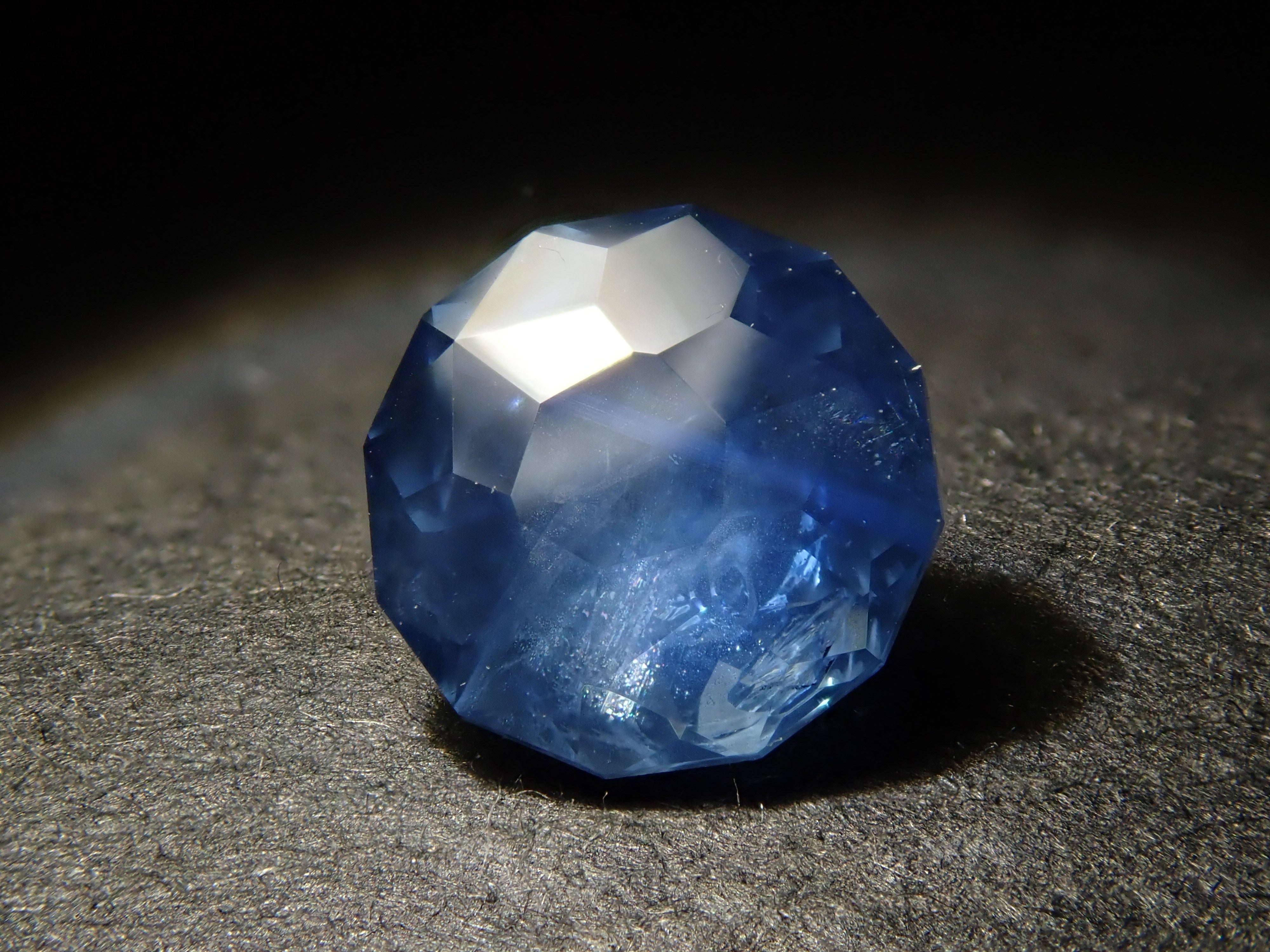 スリランカ産ブルーサファイア 0.826ctルース