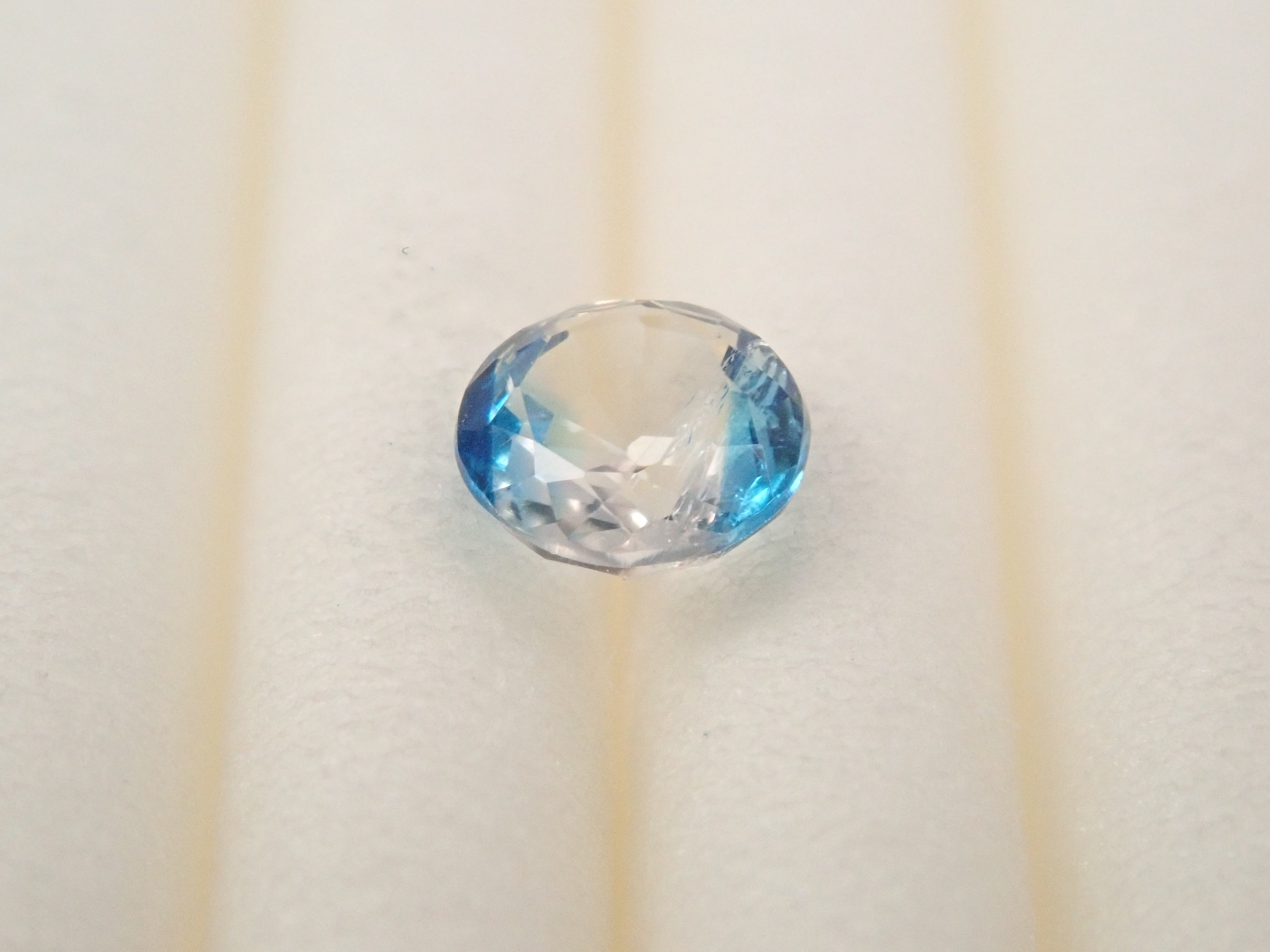 【12562665掲載】ジンバブエ産バイカラーユークレース 0.176ctルース