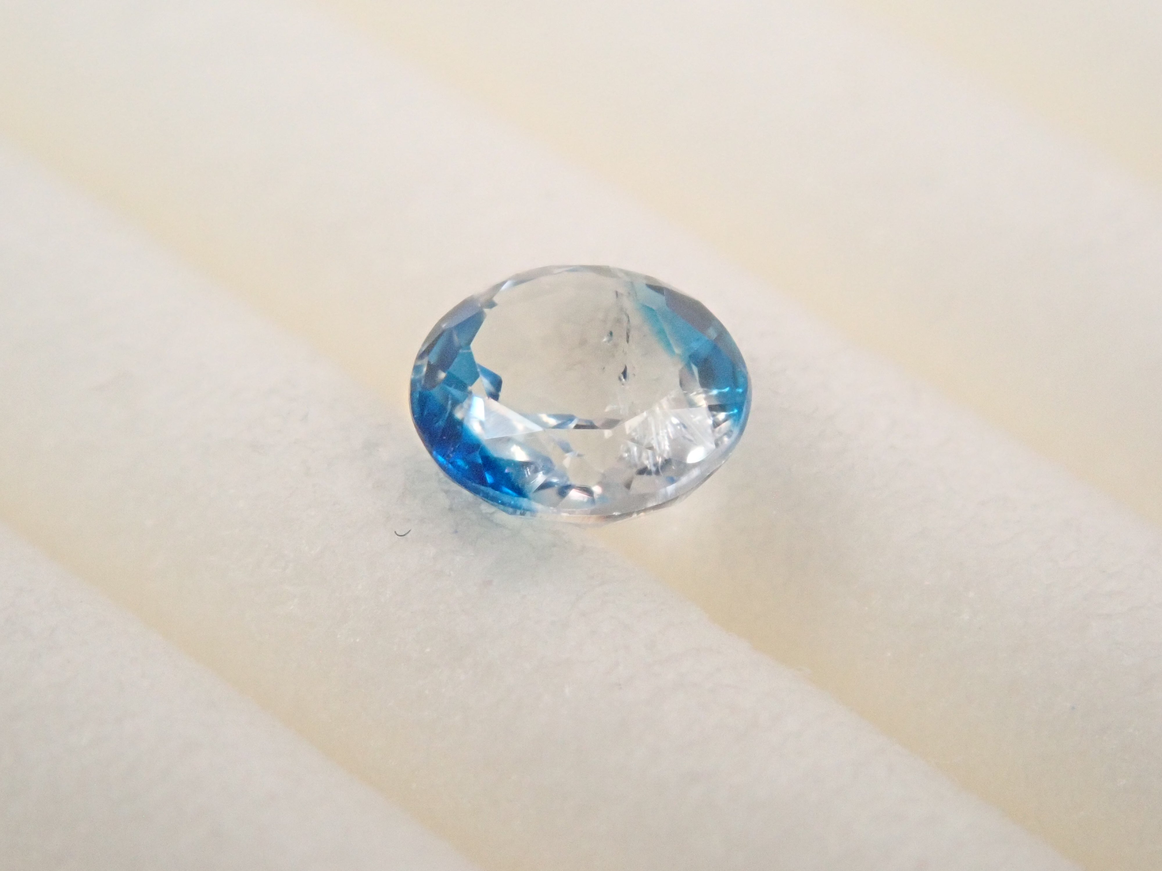 【12562665掲載】ジンバブエ産バイカラーユークレース 0.176ctルース