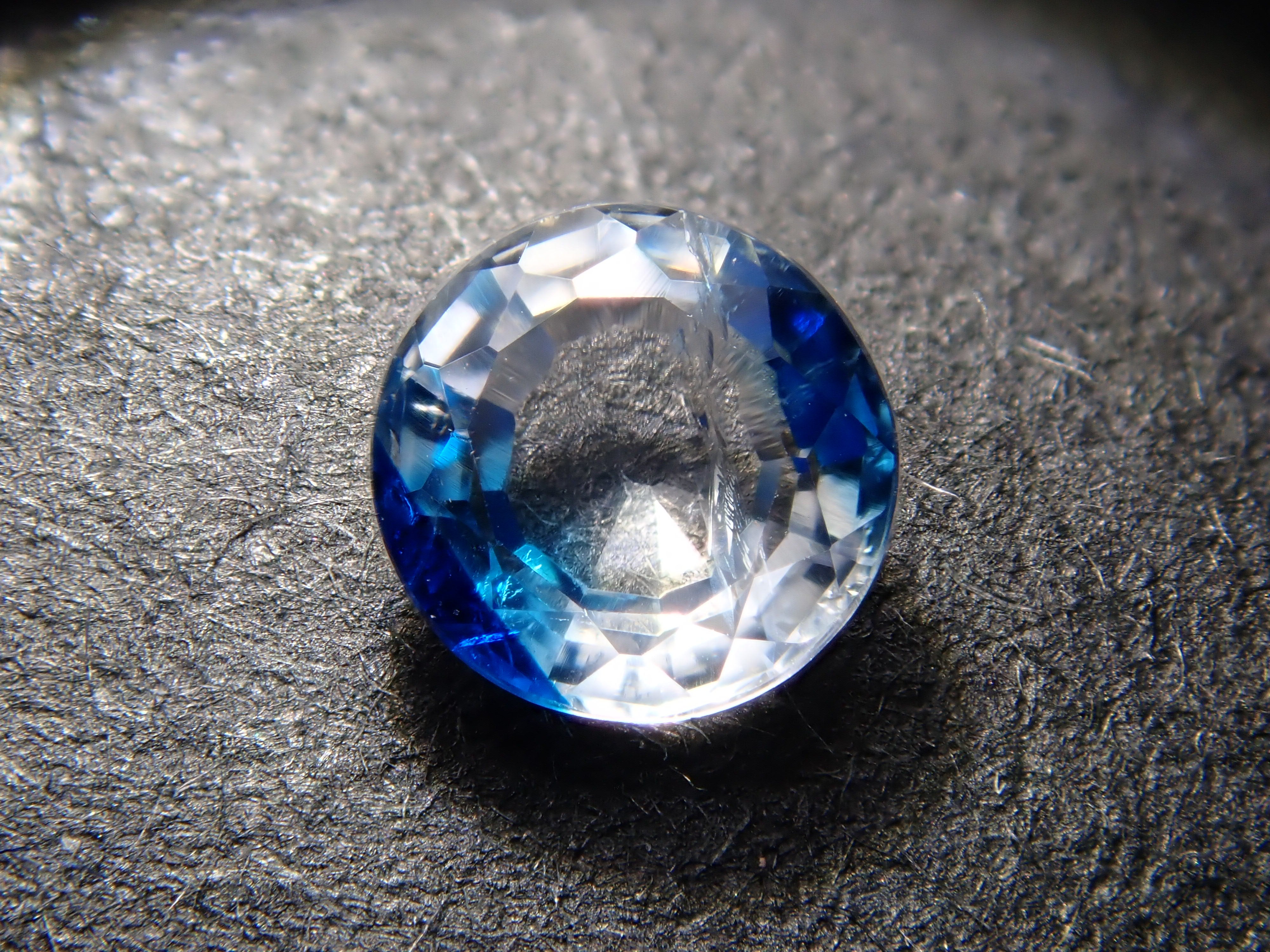 【12562665掲載】ジンバブエ産バイカラーユークレース 0.176ctルース