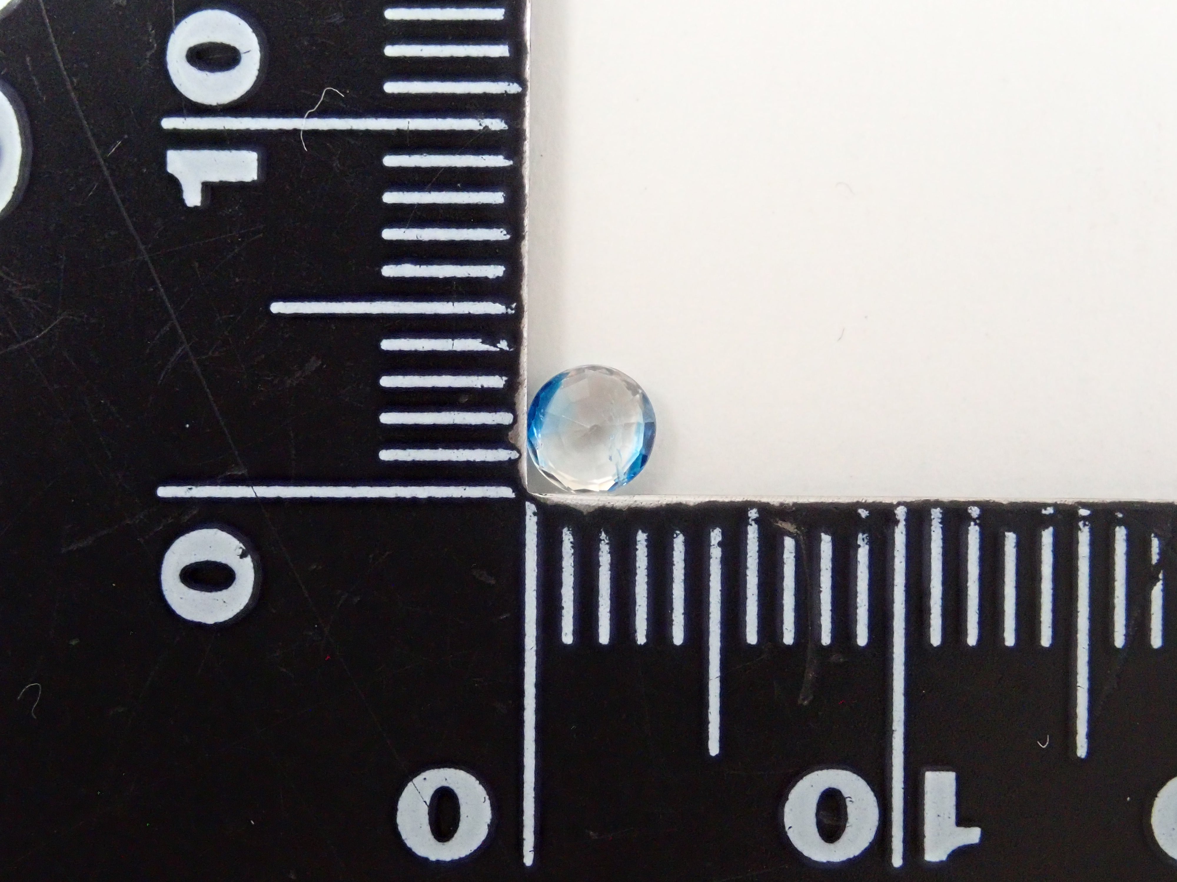 【12562665掲載】ジンバブエ産バイカラーユークレース 0.176ctルース