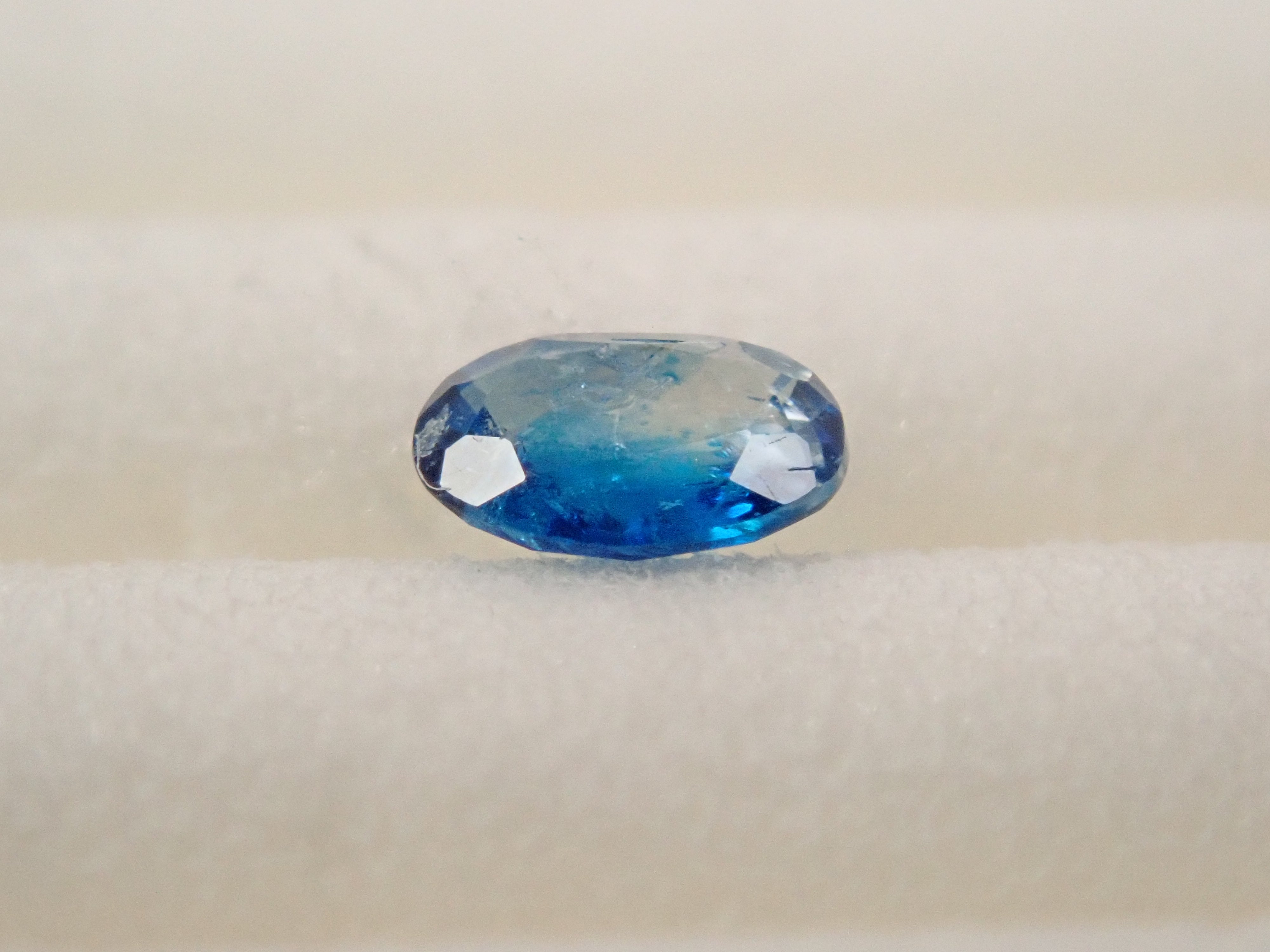 【12562666掲載】ジンバブエ産バイカラーユークレース 0.078ctルース