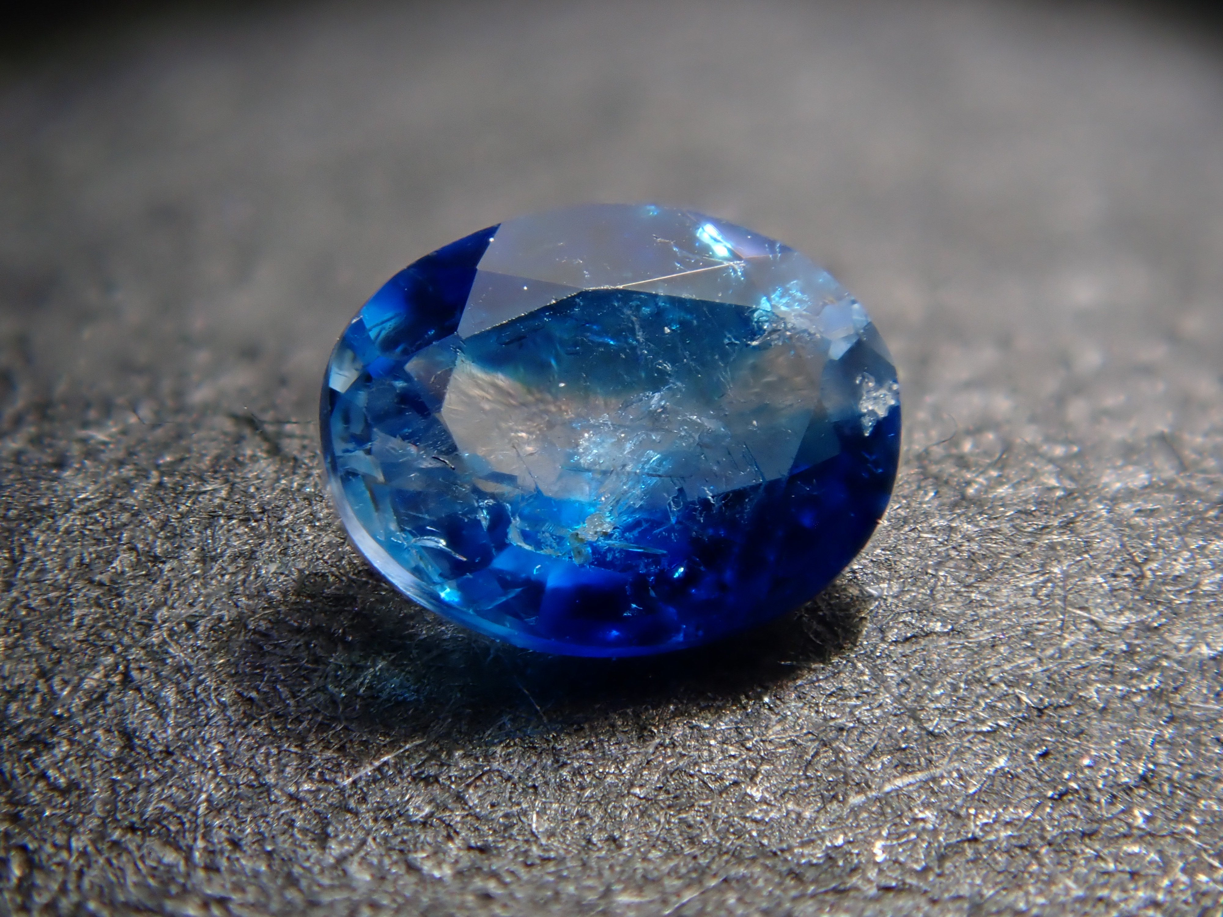 【12562666掲載】ジンバブエ産バイカラーユークレース 0.078ctルース