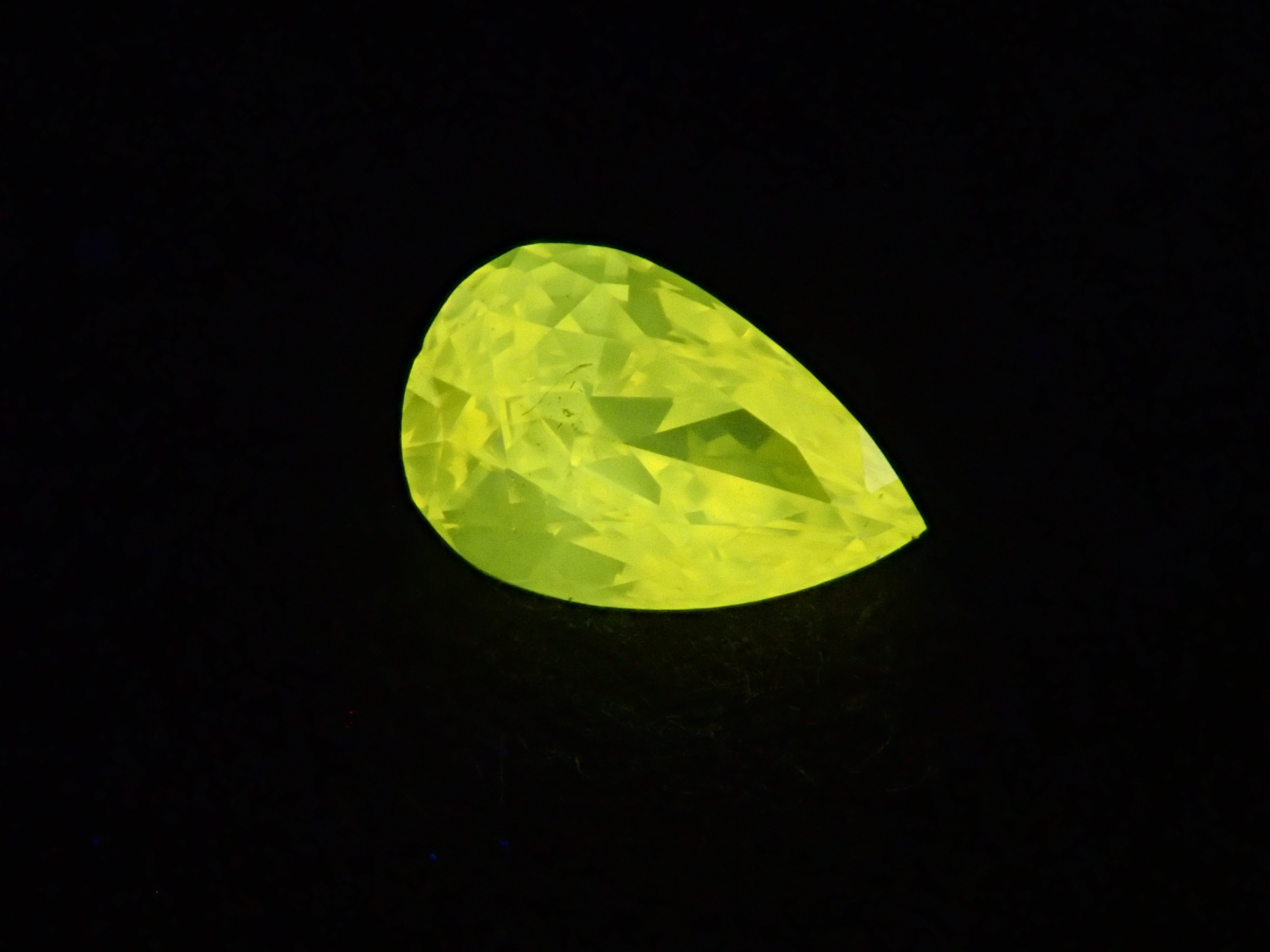 イエローダイヤモンド 0.071ctルース(FANCY INTENSE ORANGEY YELLOW, SI2)
