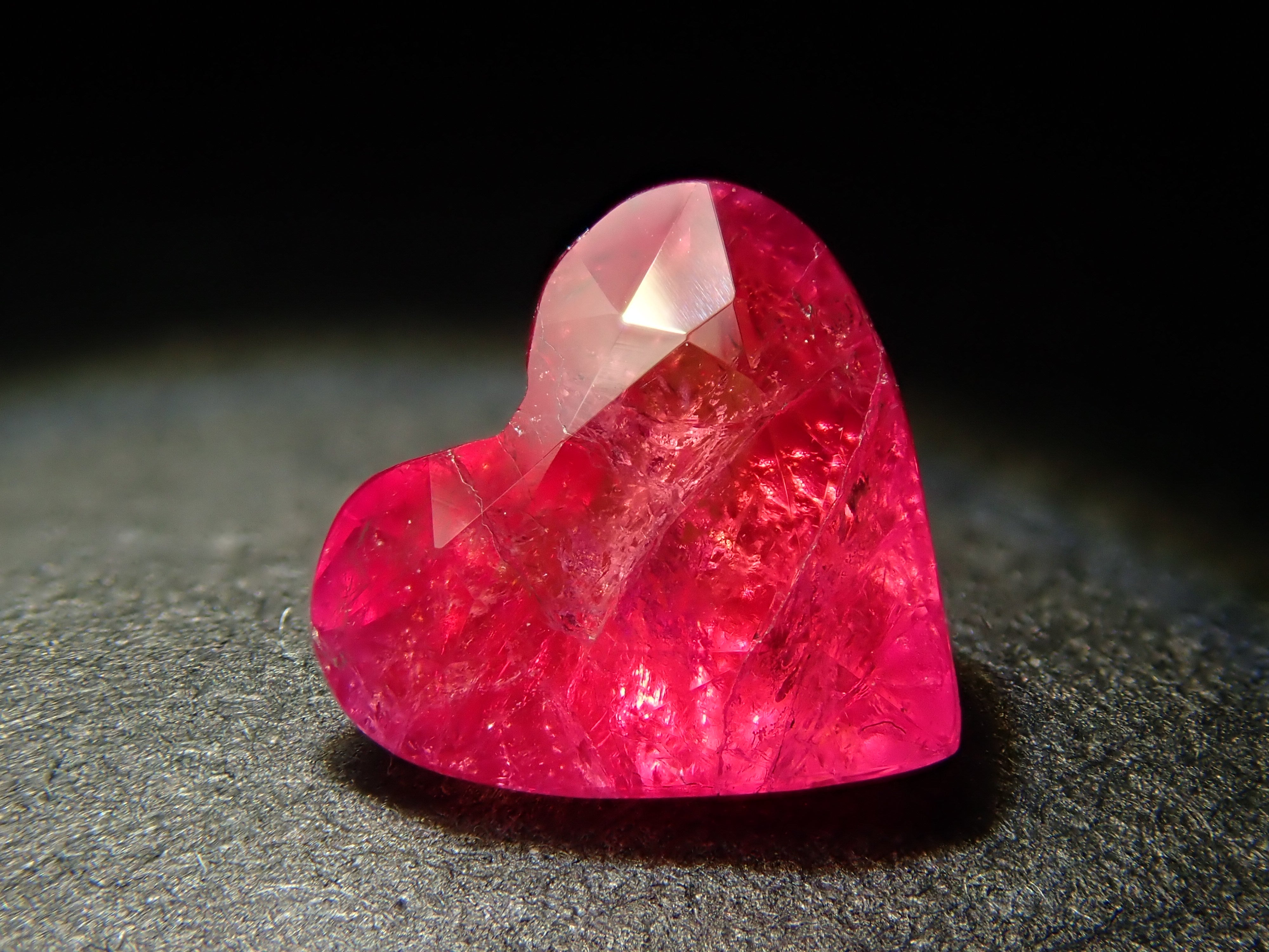 【12550983掲載】マダガスカル産ペツォッタイト 0.670ctルース