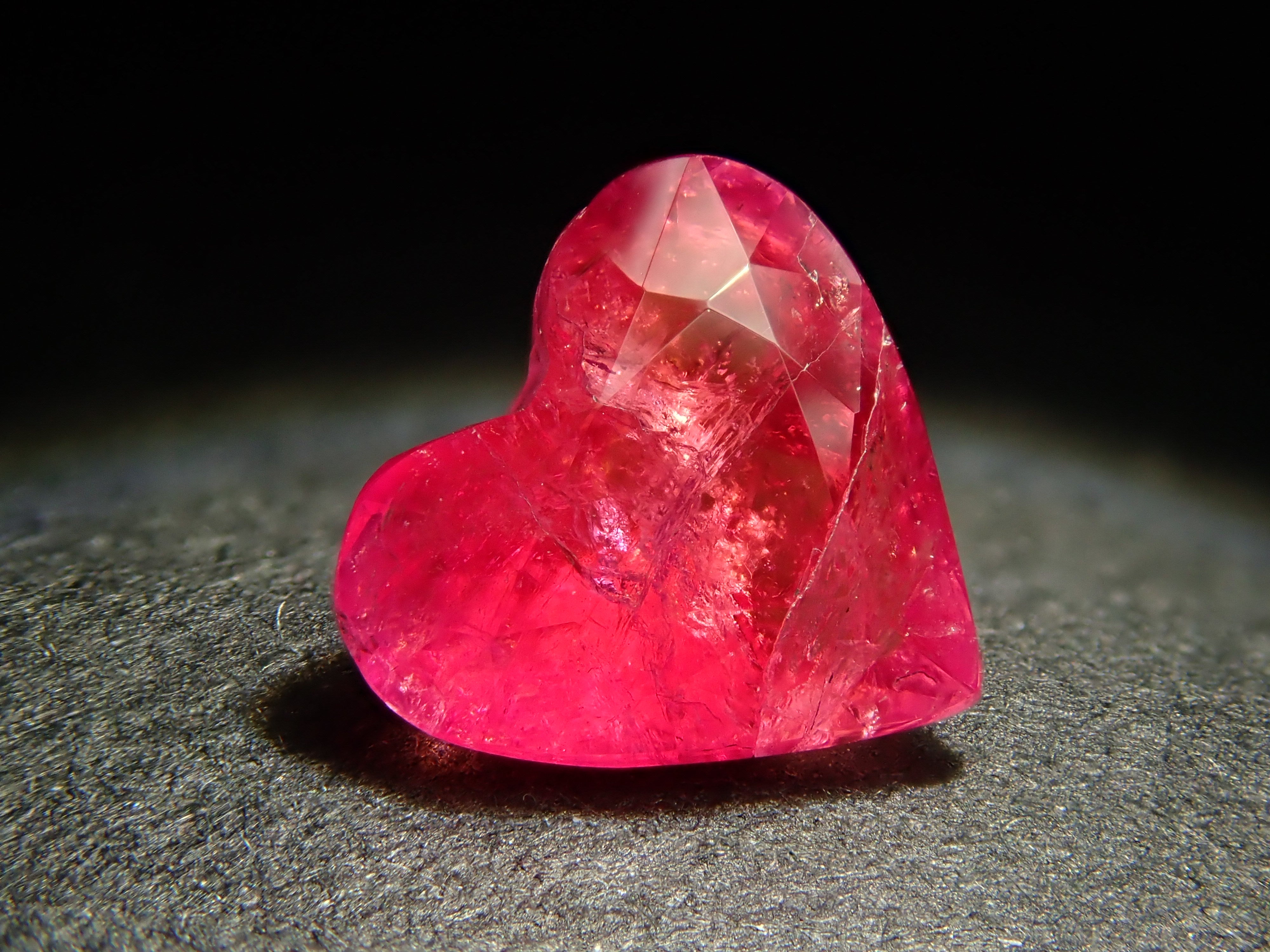 【12550983掲載】マダガスカル産ペツォッタイト 0.670ctルース