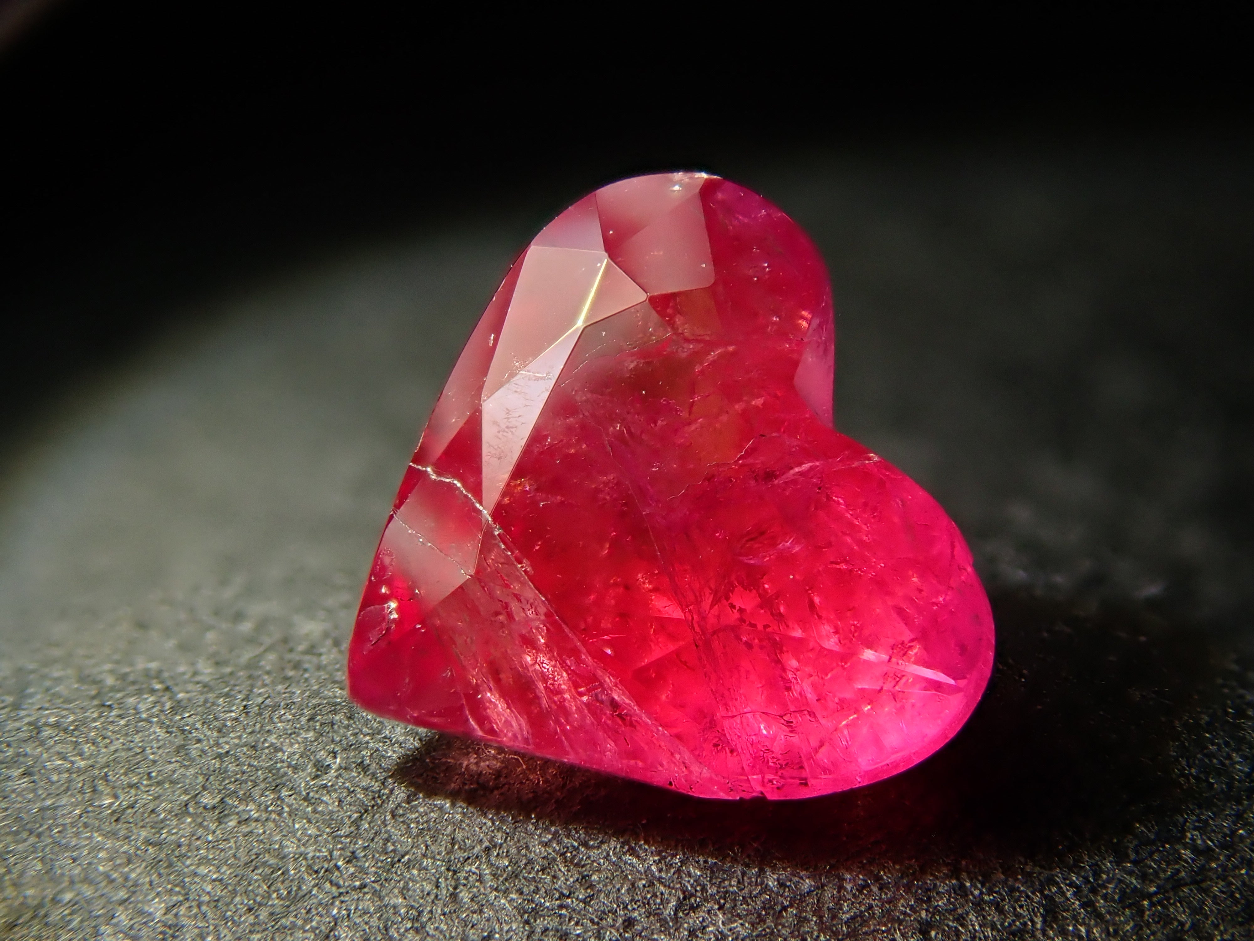 【12550983掲載】マダガスカル産ペツォッタイト 0.670ctルース