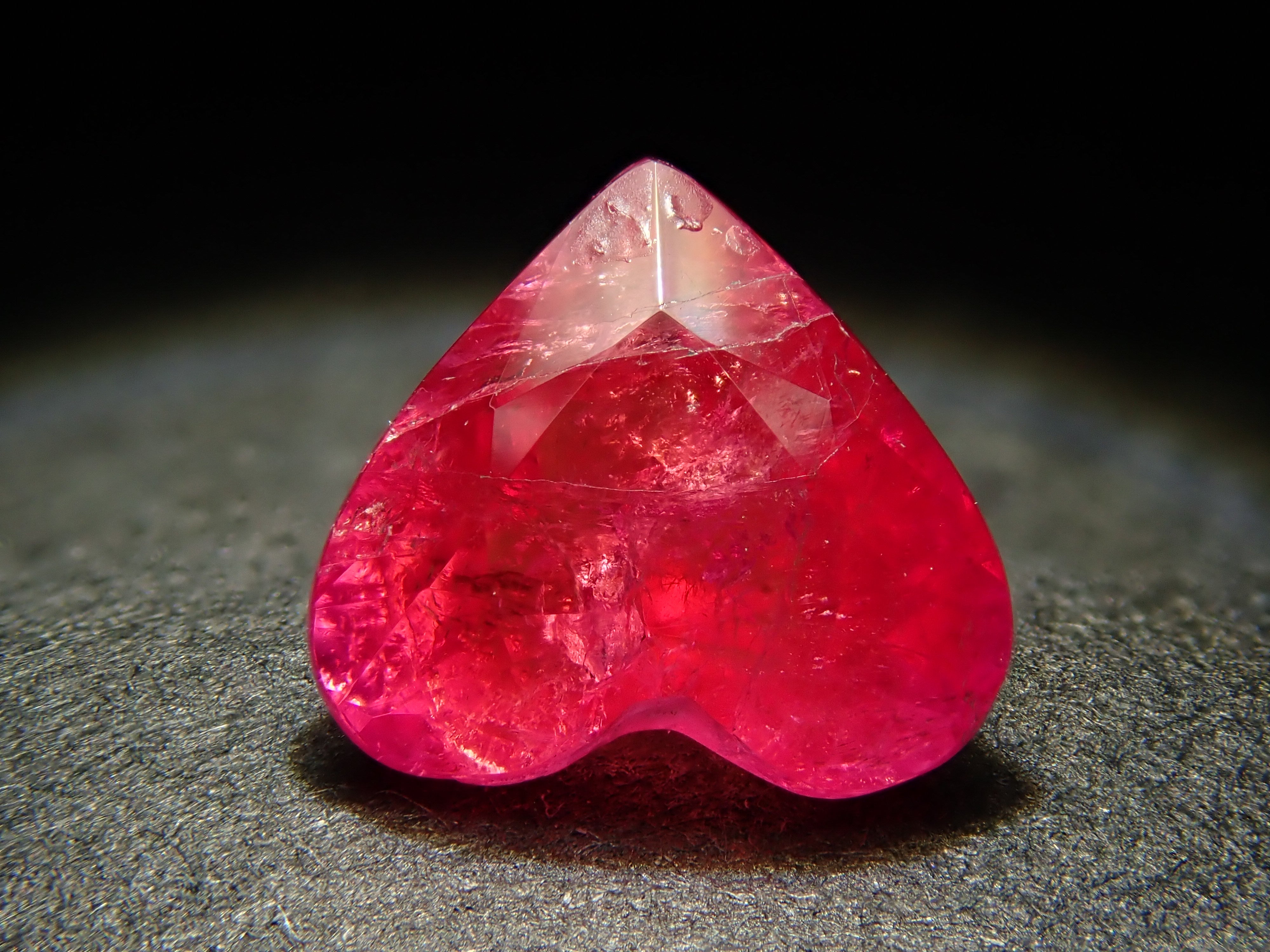 【12550983掲載】マダガスカル産ペツォッタイト 0.670ctルース