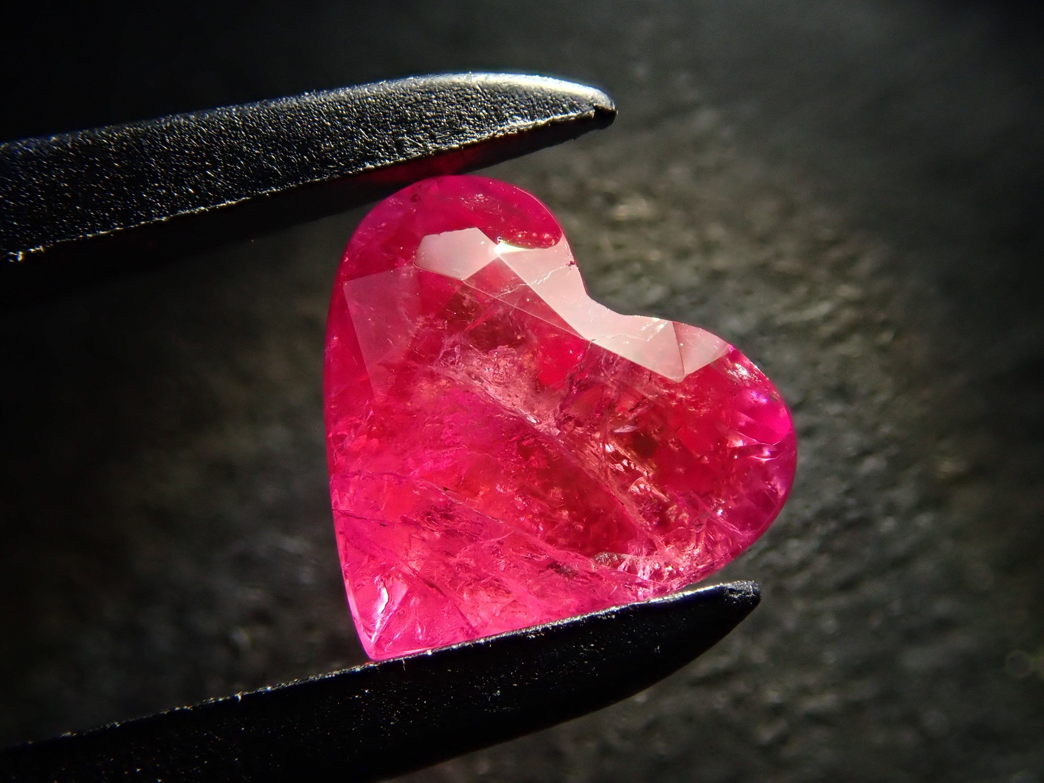 【12550983掲載】マダガスカル産ペツォッタイト 0.670ctルース