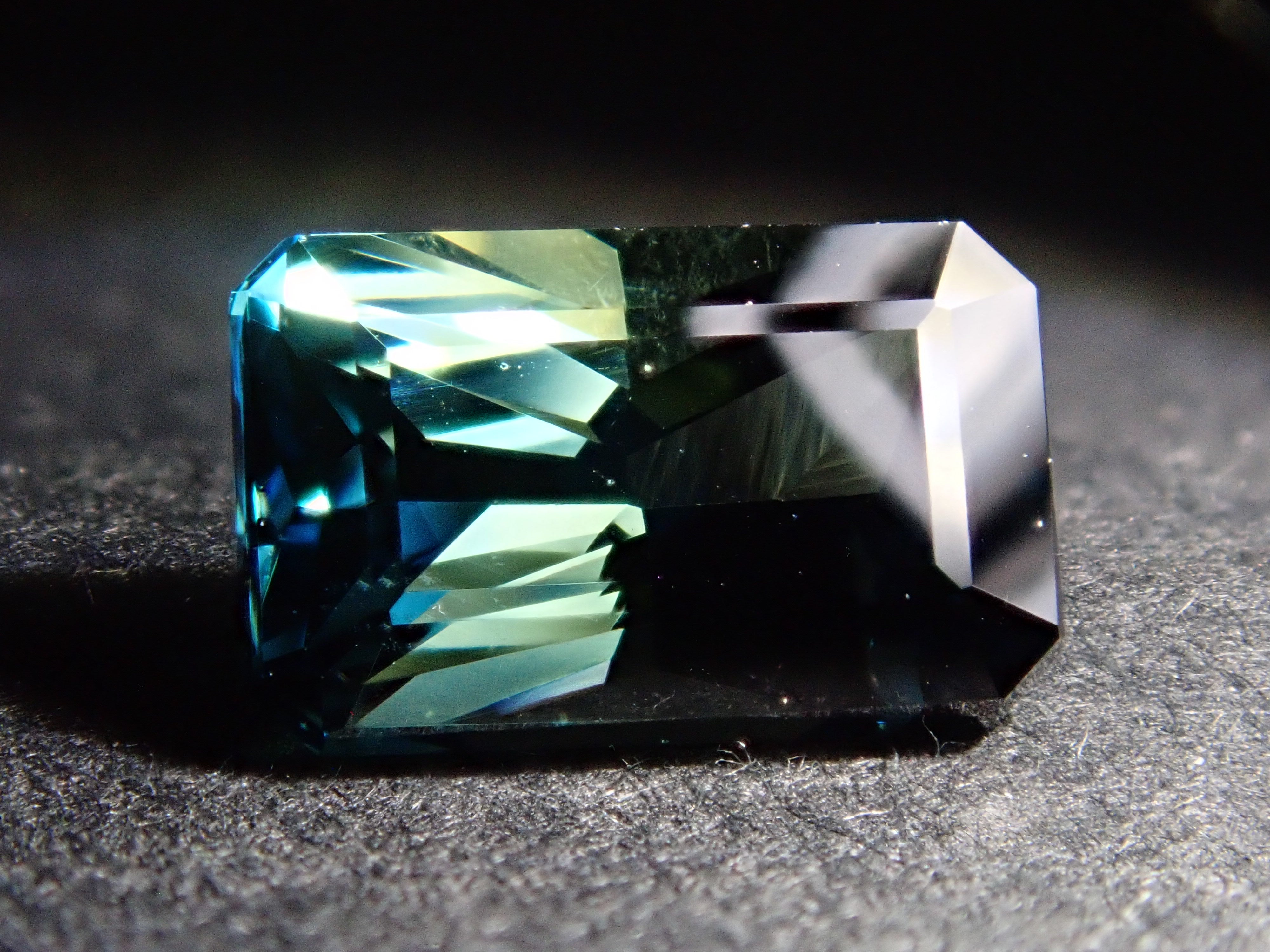 【12562747掲載】マダガスカル産非加熱ティールグリーンサファイア 1.740ctルース