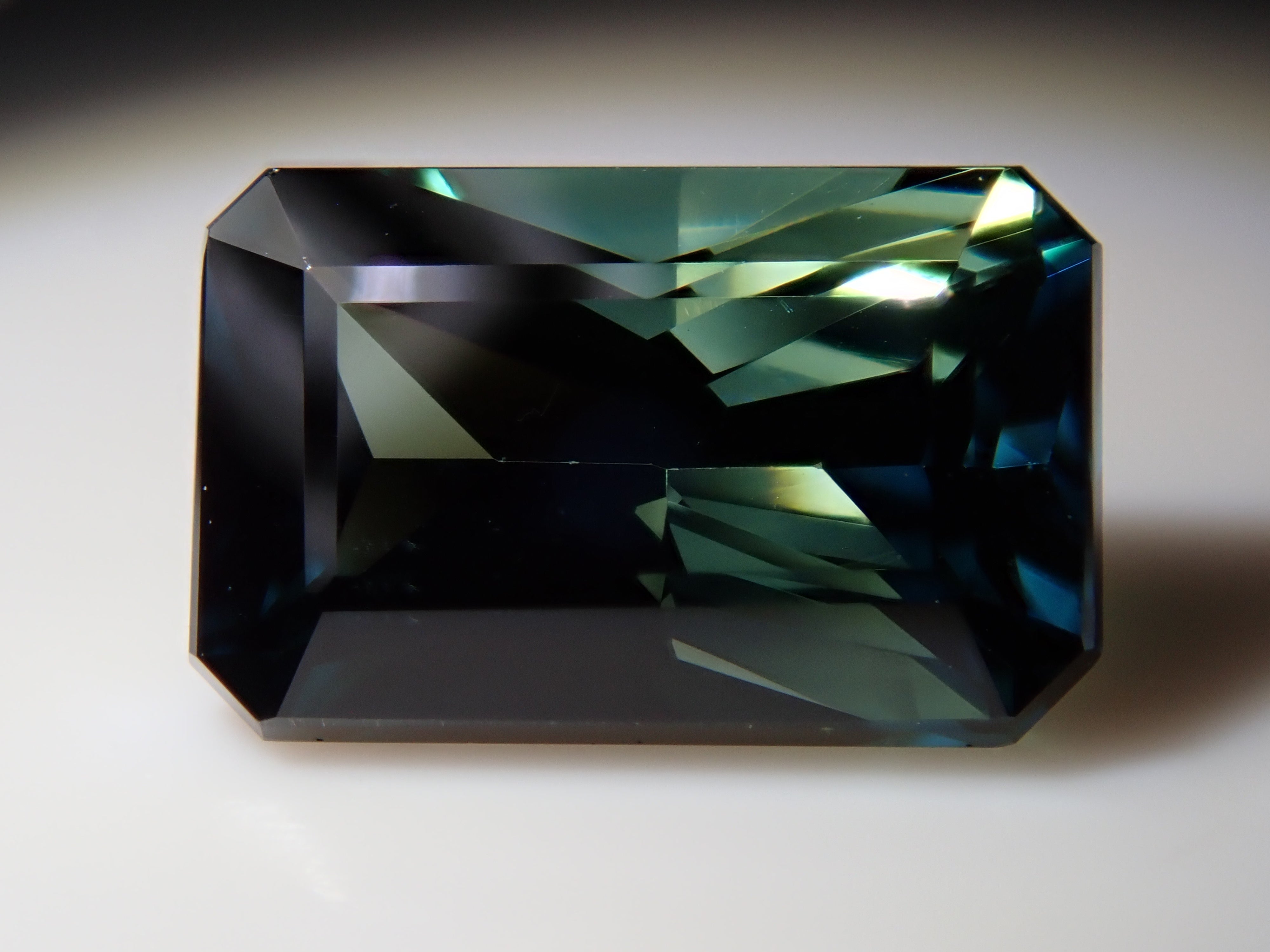 【12562747掲載】マダガスカル産非加熱ティールグリーンサファイア 1.740ctルース