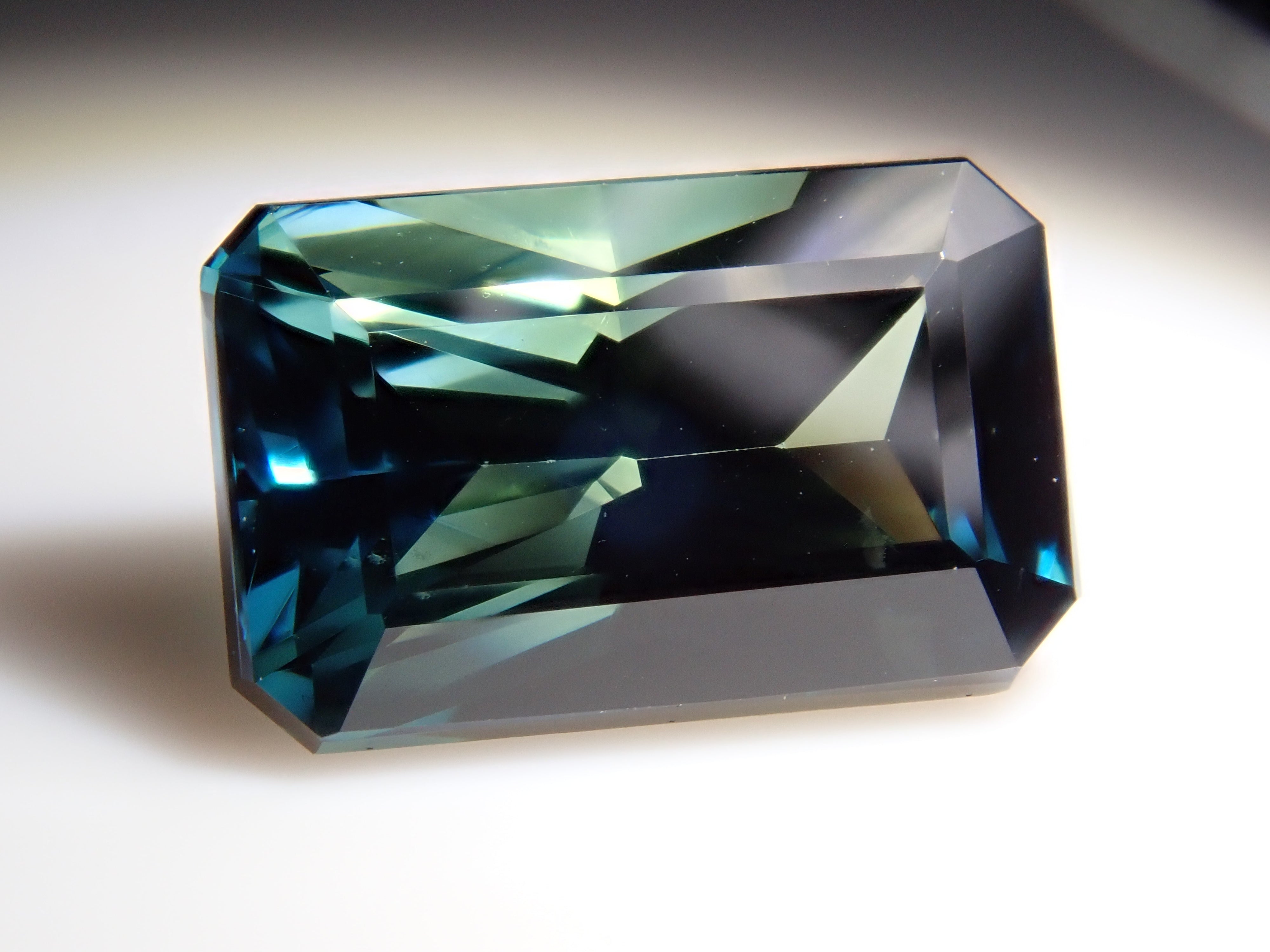 【12562747掲載】マダガスカル産非加熱ティールグリーンサファイア 1.740ctルース