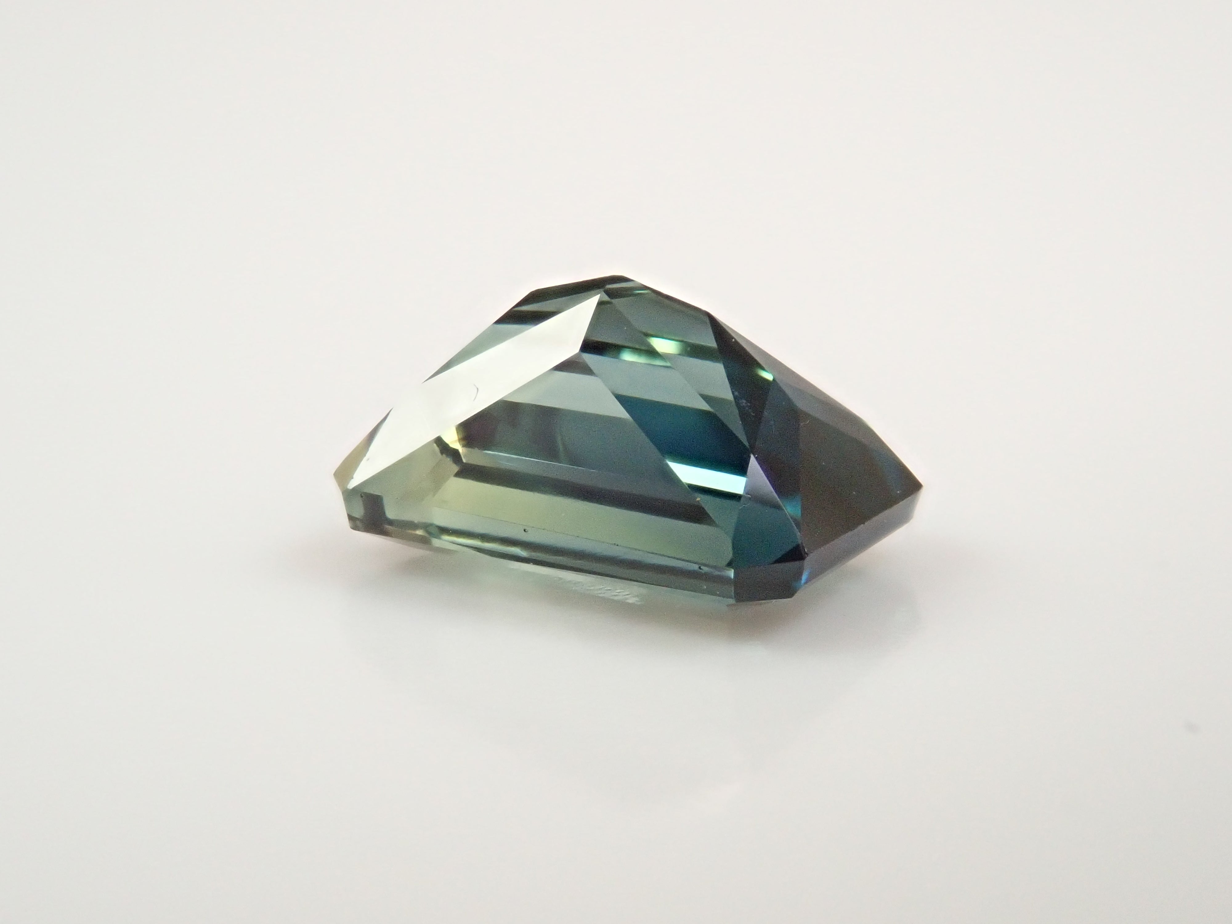 【12562747掲載】マダガスカル産非加熱ティールグリーンサファイア 1.740ctルース