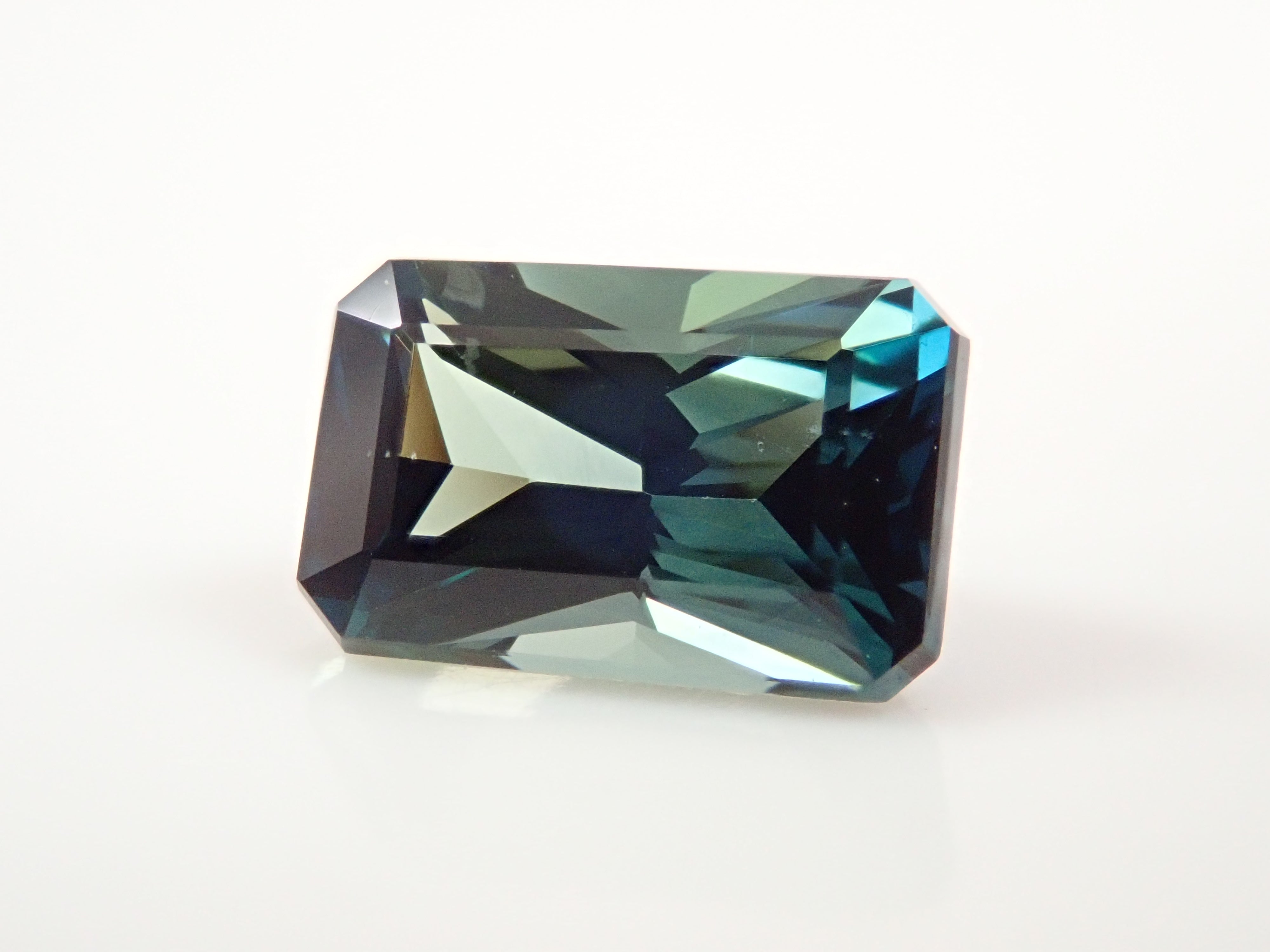 【12562747掲載】マダガスカル産非加熱ティールグリーンサファイア 1.740ctルース