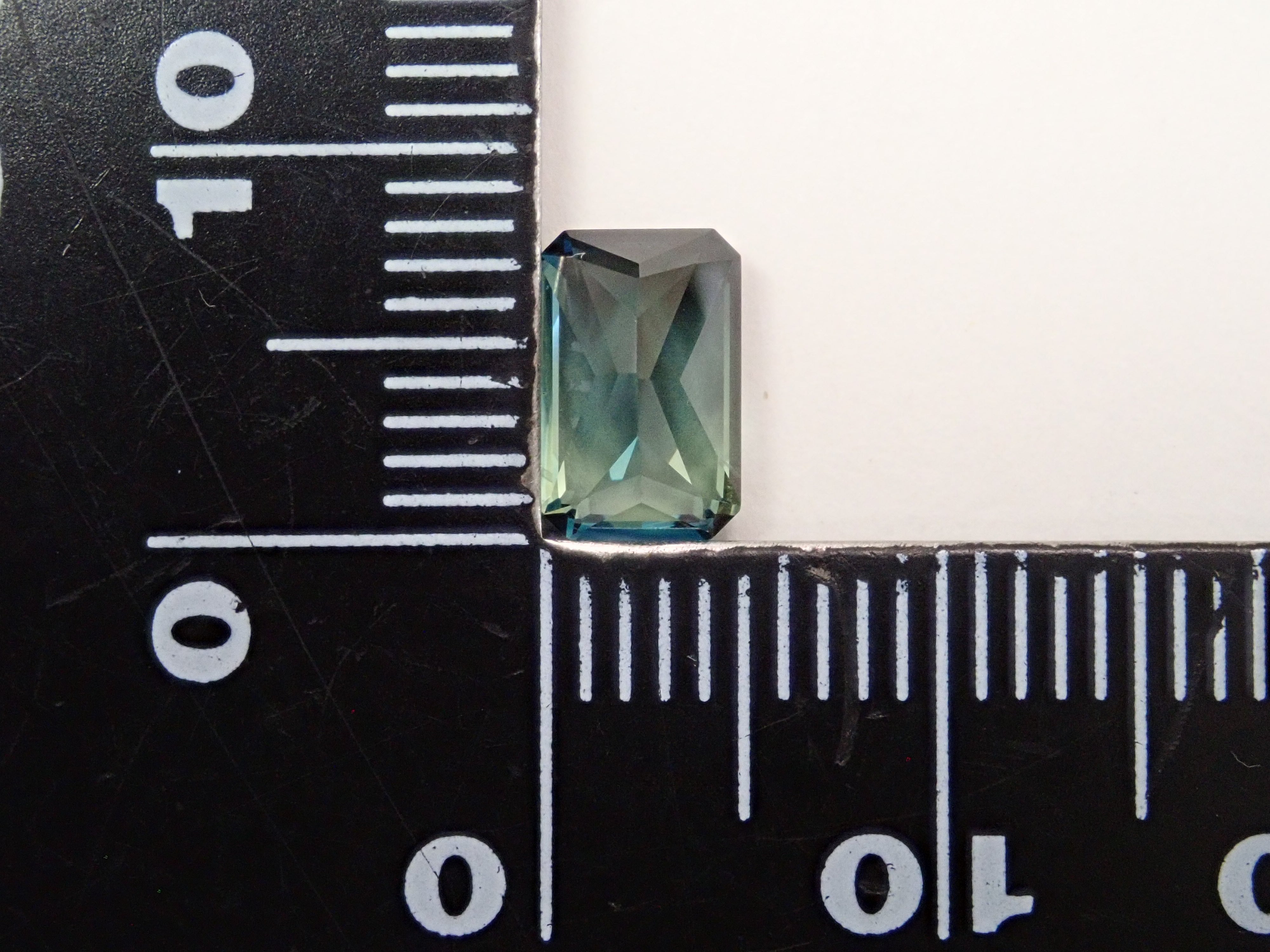 【12562747掲載】マダガスカル産非加熱ティールグリーンサファイア 1.740ctルース