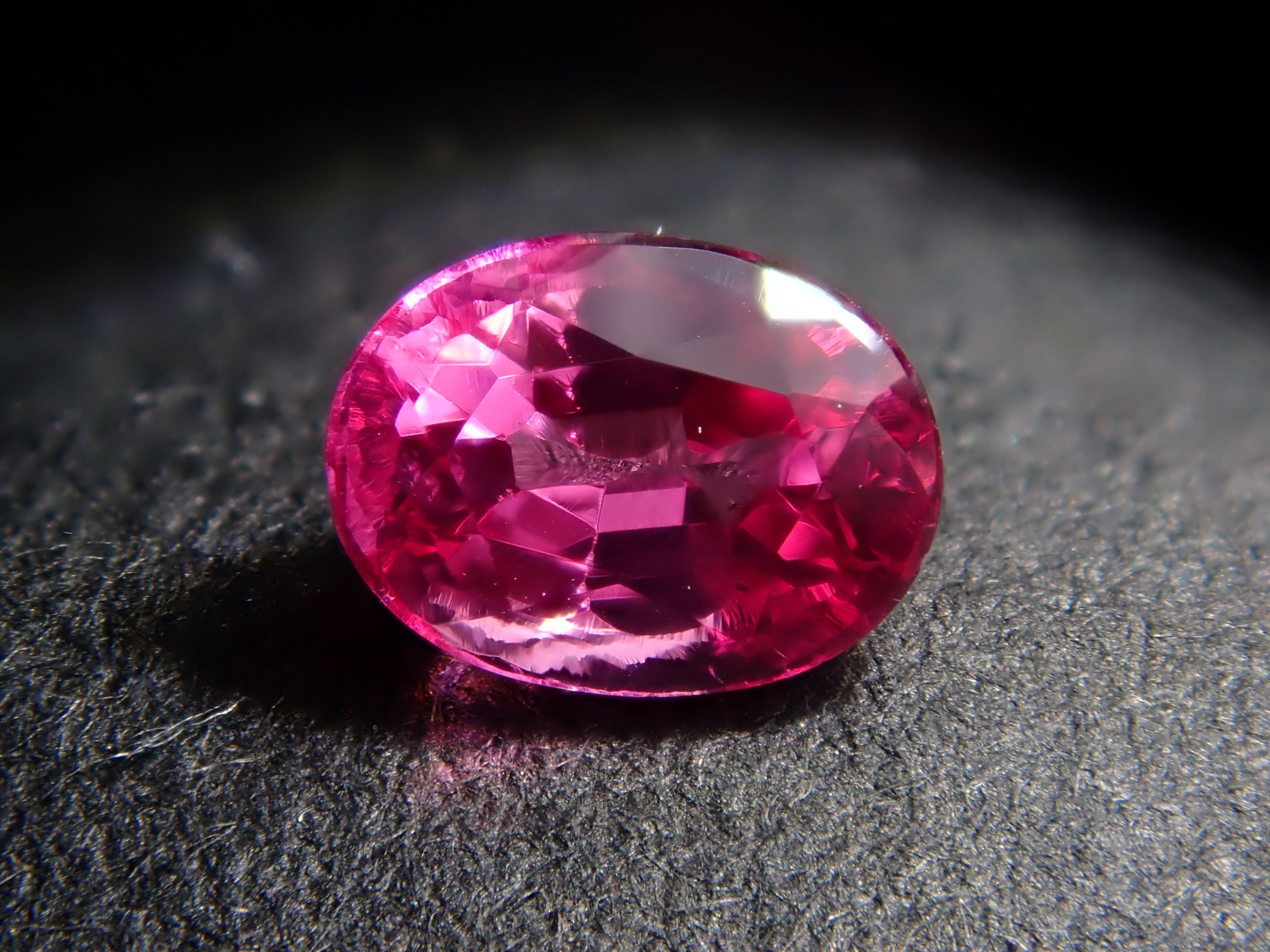 【12562751掲載】タンザニア産ホットピンクスピネル 0.204ctルース